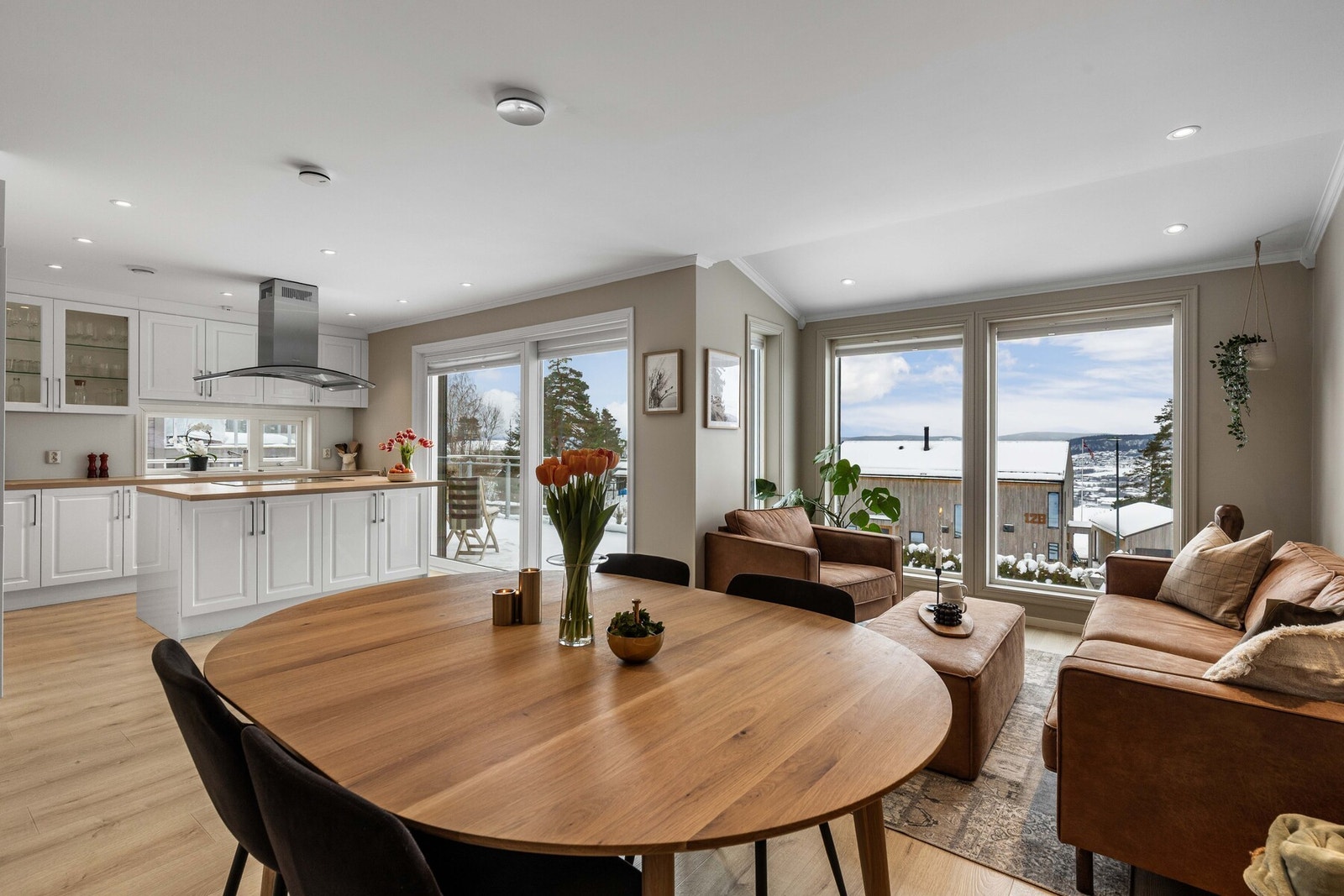 Stue og kjøkken er samlet i en åpen og sosial løsning som skaper en luftig romfølelse. Galleribilde