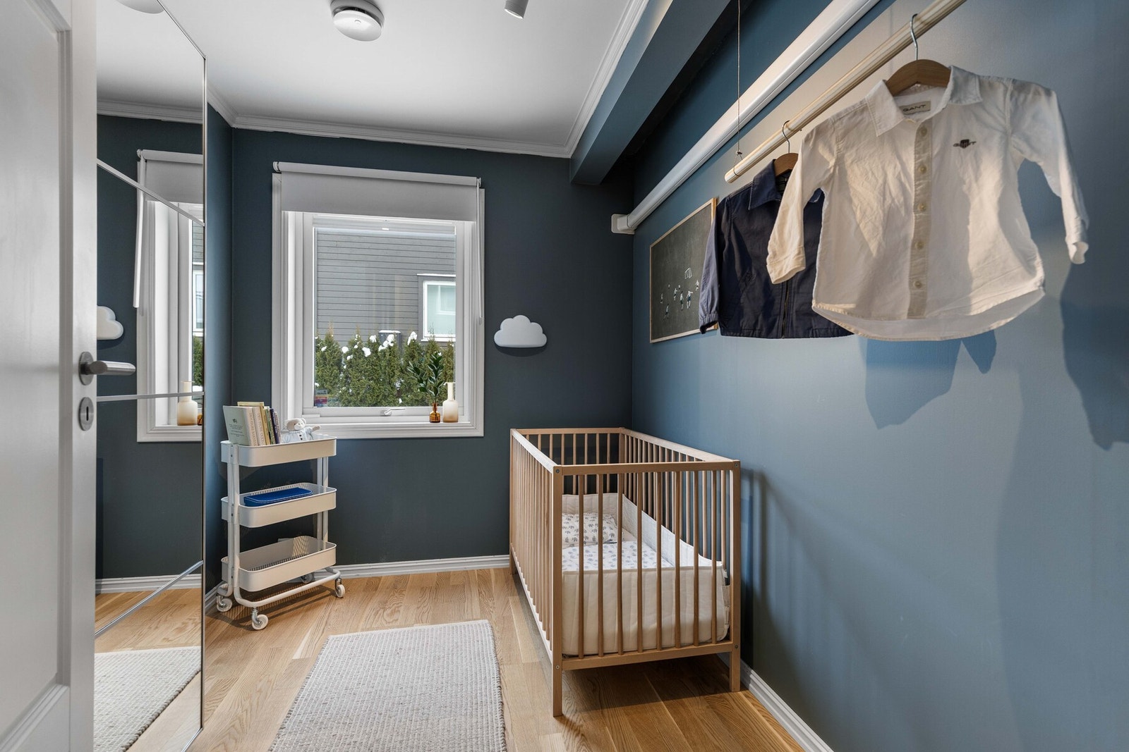 Boligen har tre soverom, med mulighet for totalt fire dersom TV-stuen i andre etasje tilbakeføres til sitt opprinnelige formål. Galleribilde