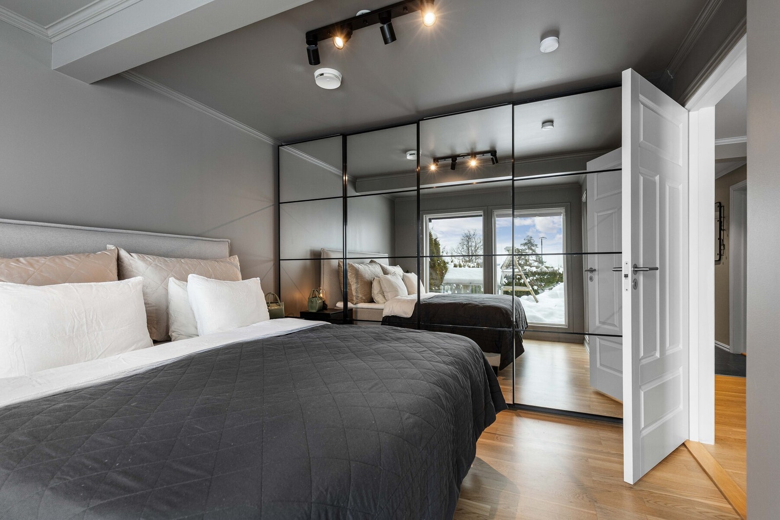 Hovedsoverommet er utstyrt med skyvedørsgarderobe med speilfronter som gir gode oppbevaringsmuligheter. Galleribilde