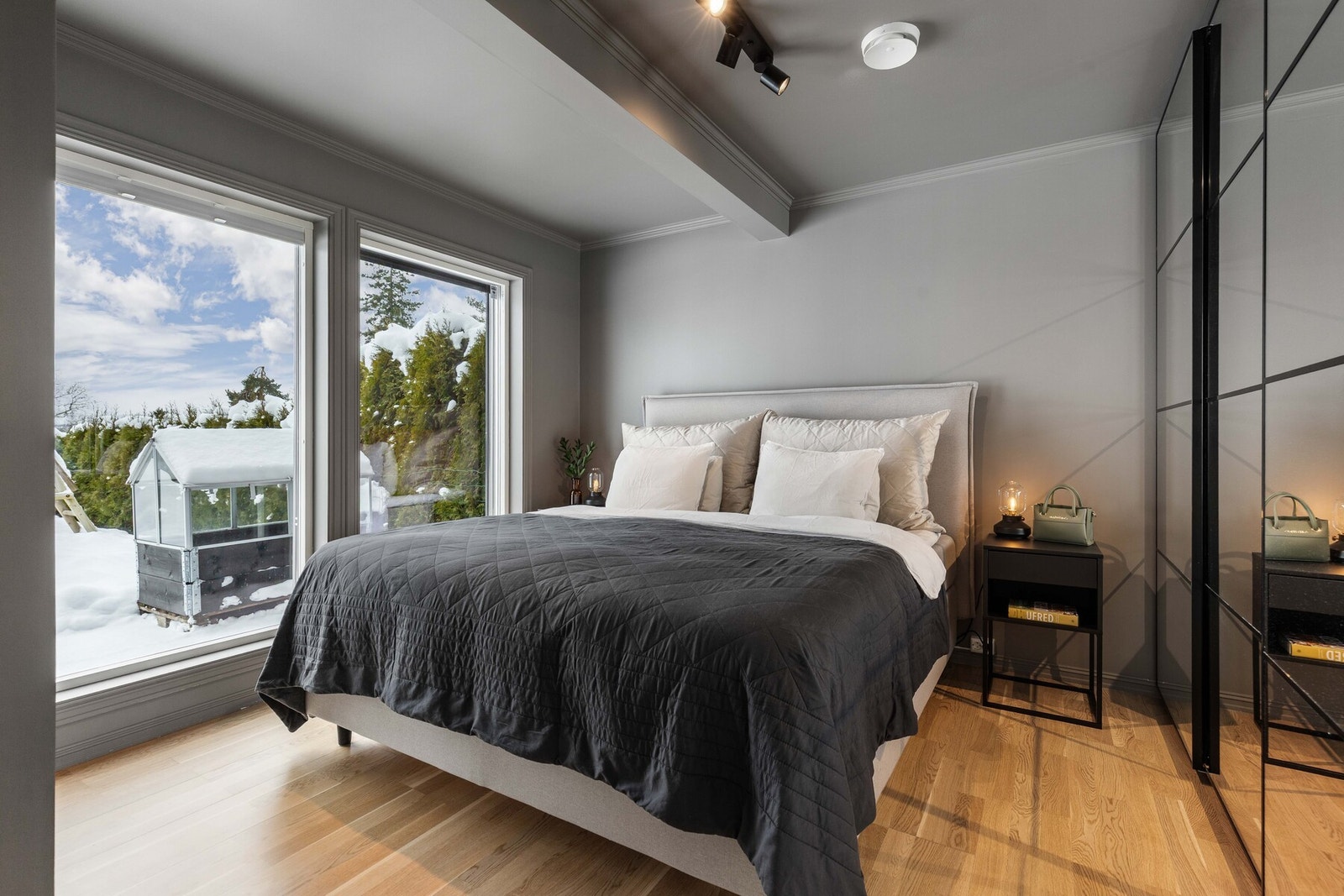 Hovedsoverommet har rikelig med vindusflater. Det er montert utvendig screens på vinduene. Galleribilde