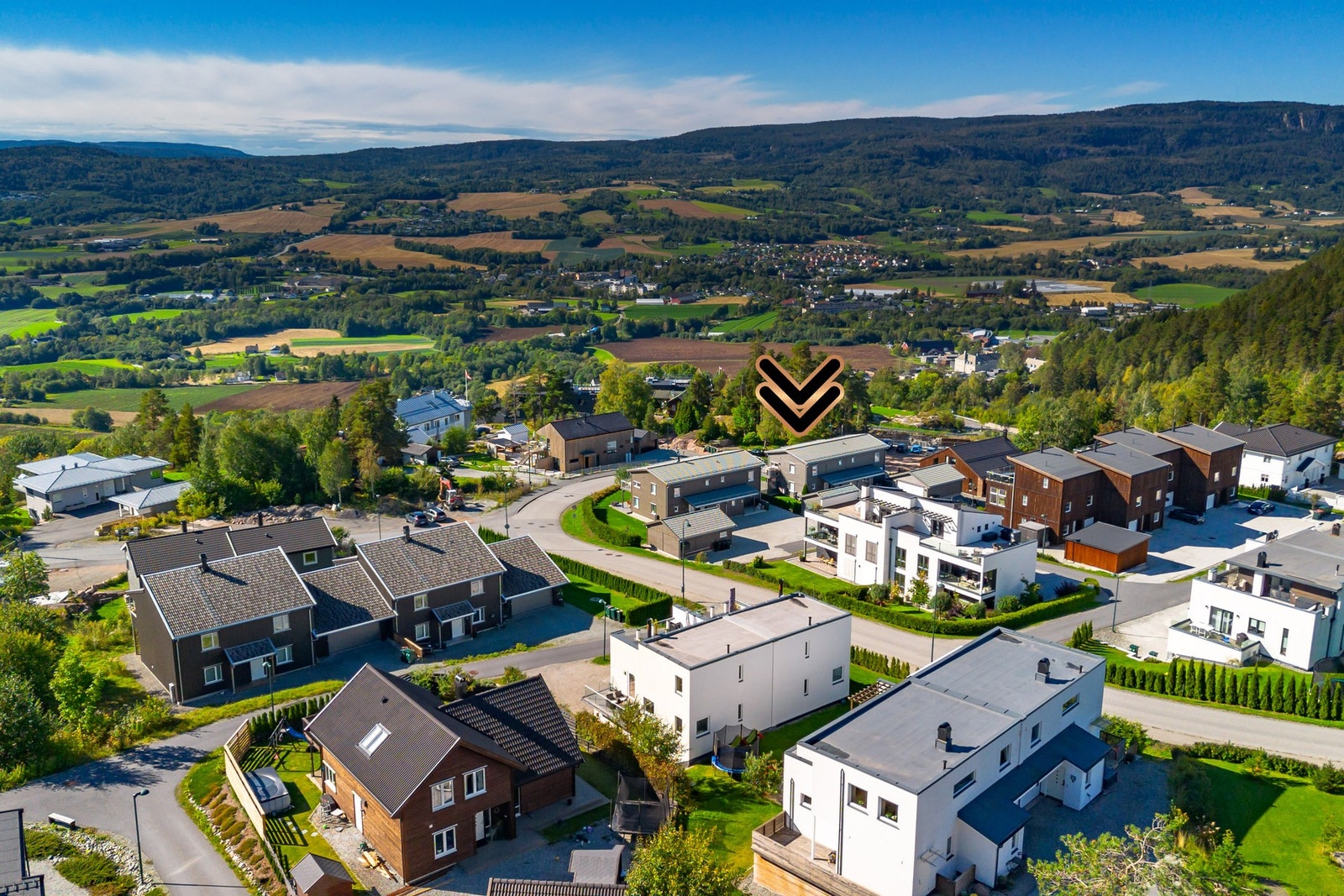 Området gir mulighet for offentlig kommunikasjon via buss, hvor nærmeste holdeplass er Utsikten som ligger få meter fra boligen. Galleribilde