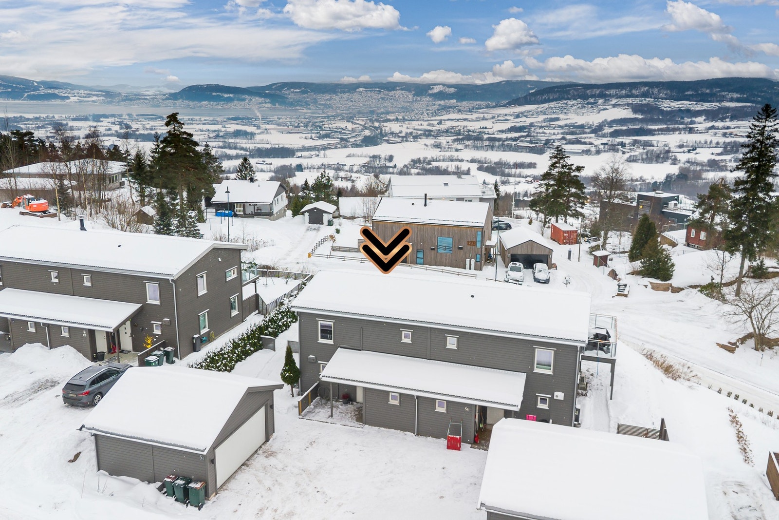 Området har nærhet til offentlig kommunikasjon og gode servicetilbud. Det er også umiddelbar nærhet til flotte turområder i Reistadåsen. Galleribilde