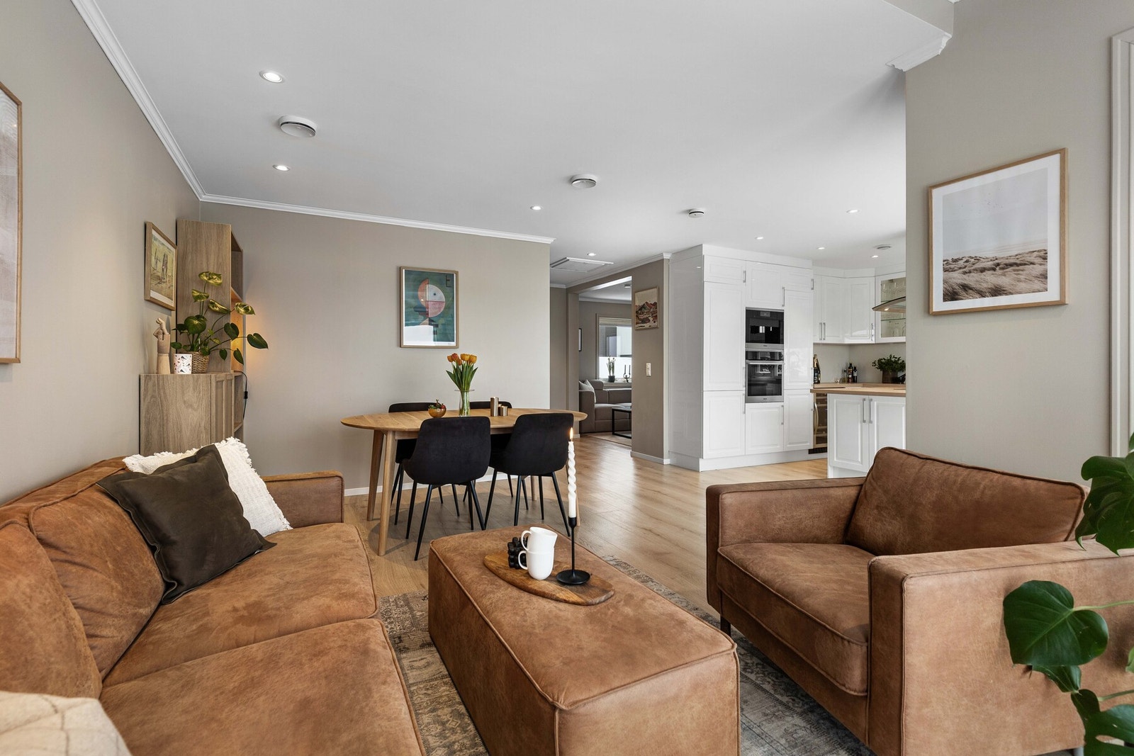 Gulvet er belagt med parkett, vegger og tak har malte flater, og taket er utstyrt med downlights. Galleribilde