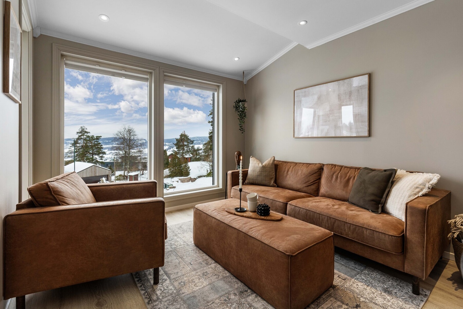 Rommet har plass til både sofagruppe og spiseplass, og benyttes i dag som spisestue med tilhørende møblement. Galleribilde