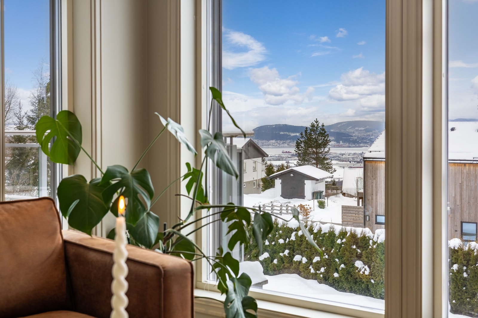 Store vindusflater slipper inn rikelig med dagslys og gir en lys og trivelig atmosfære. Galleribilde