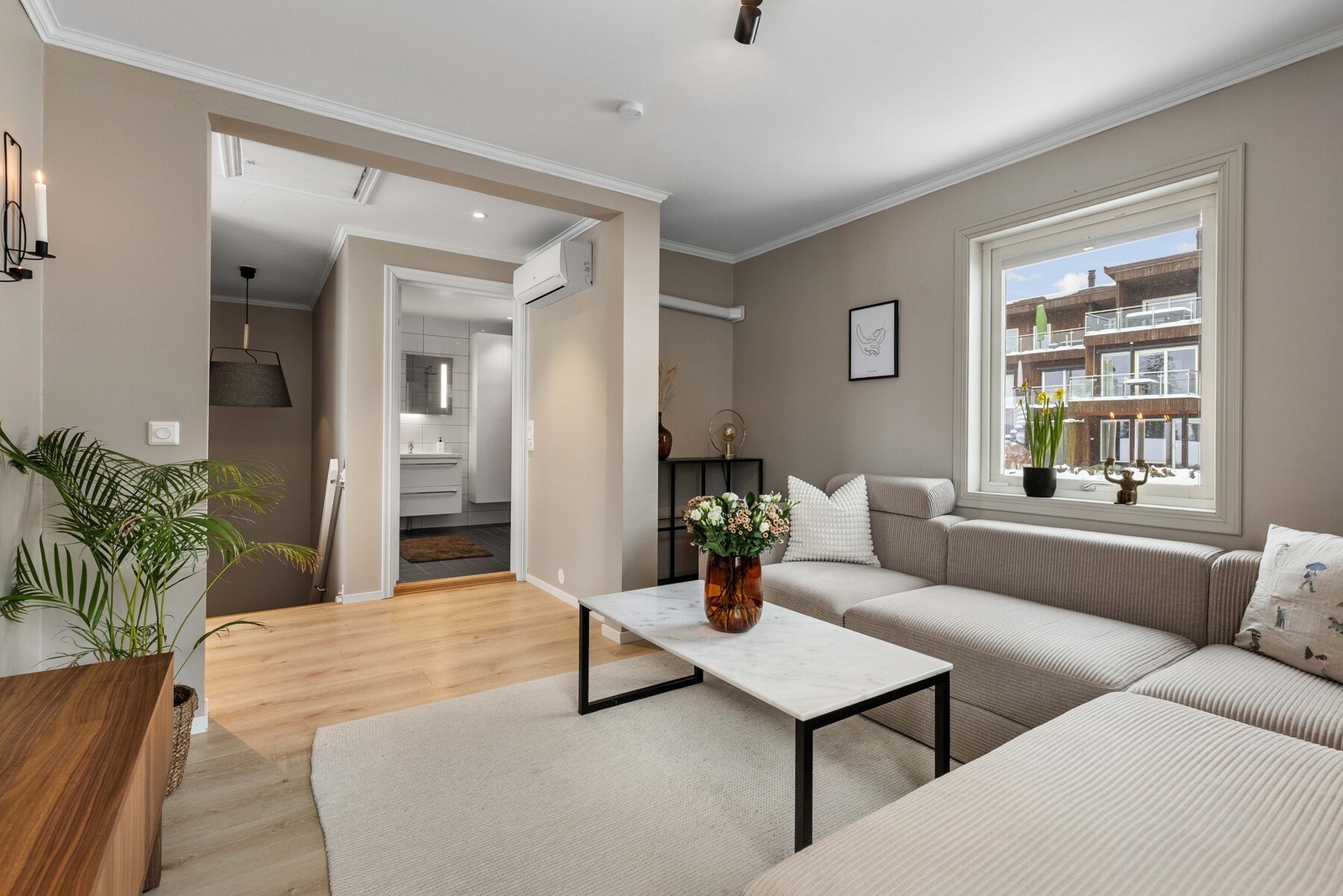 Rommet har god plass til sofagruppe eller kan enkelt tilbakeføres til soverom dersom man har behov for et fjerde soverom. Galleribilde