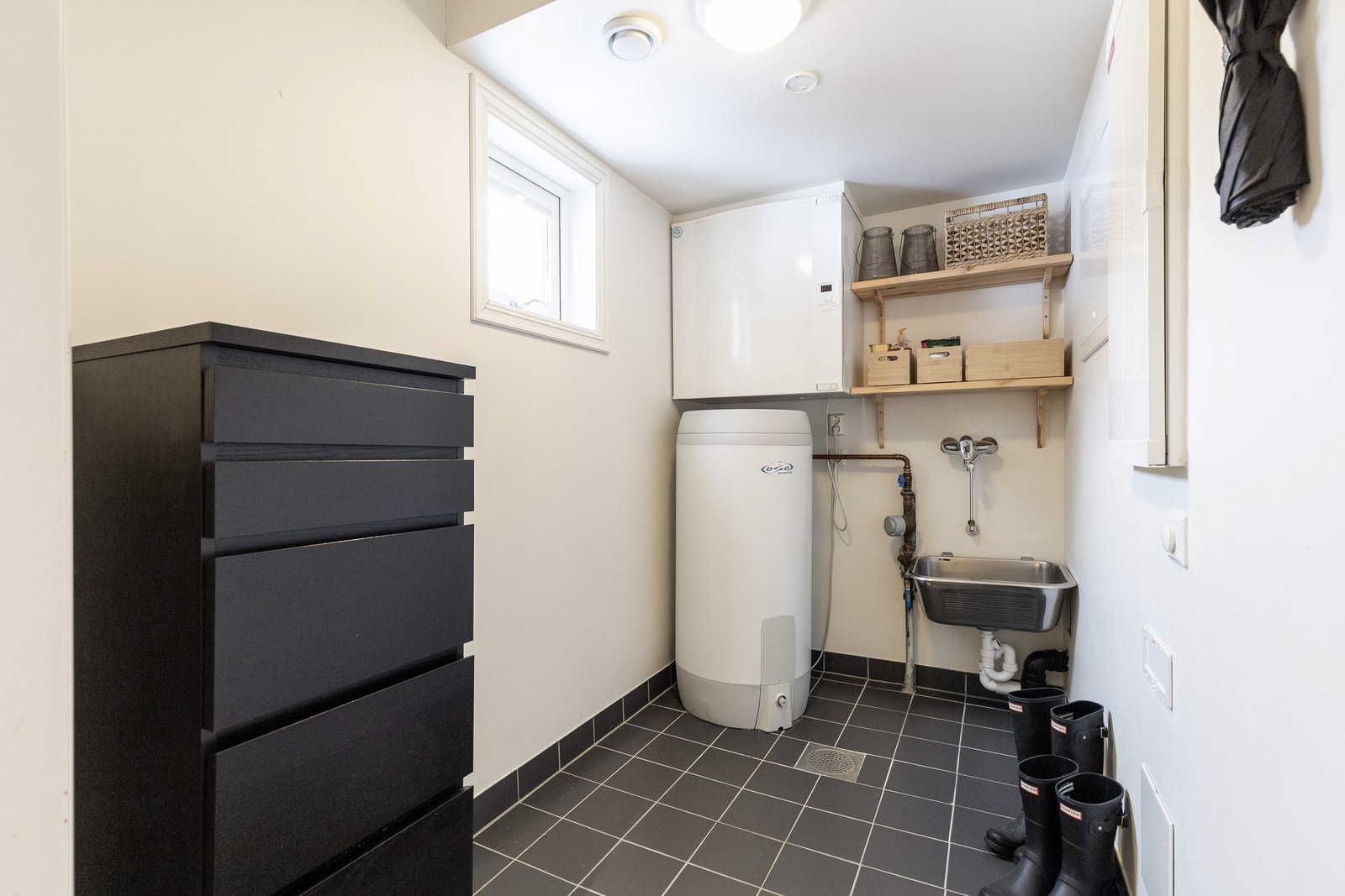 Teknisk rom med fliser på gulv. Galleribilde