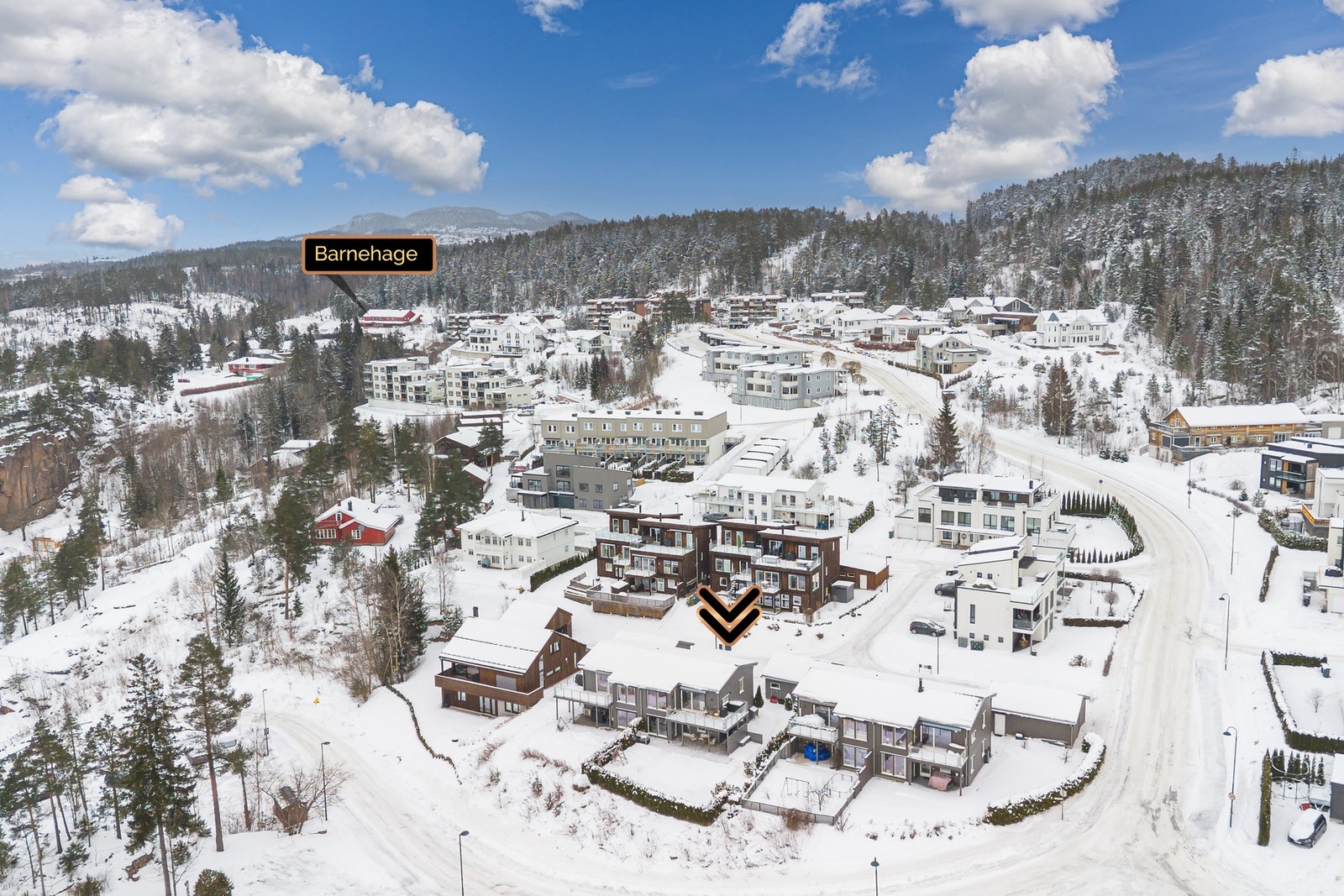 Det finnes flere videregående skoler i nærliggende områder, samt et godt utvalg av både private og kommunale barnehager, der Utsikten barnehage er den nærmeste. Galleribilde