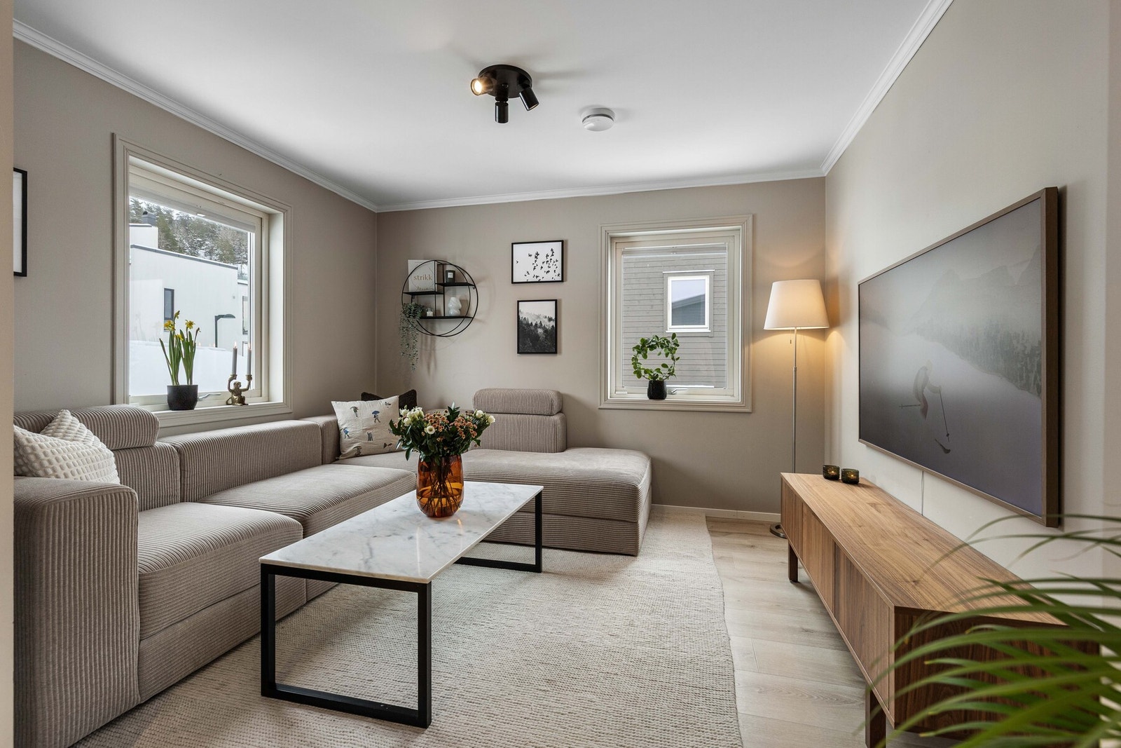 Det opprinnelige soverommet i andre etasje er i dag innredet som TV-stue. Galleribilde