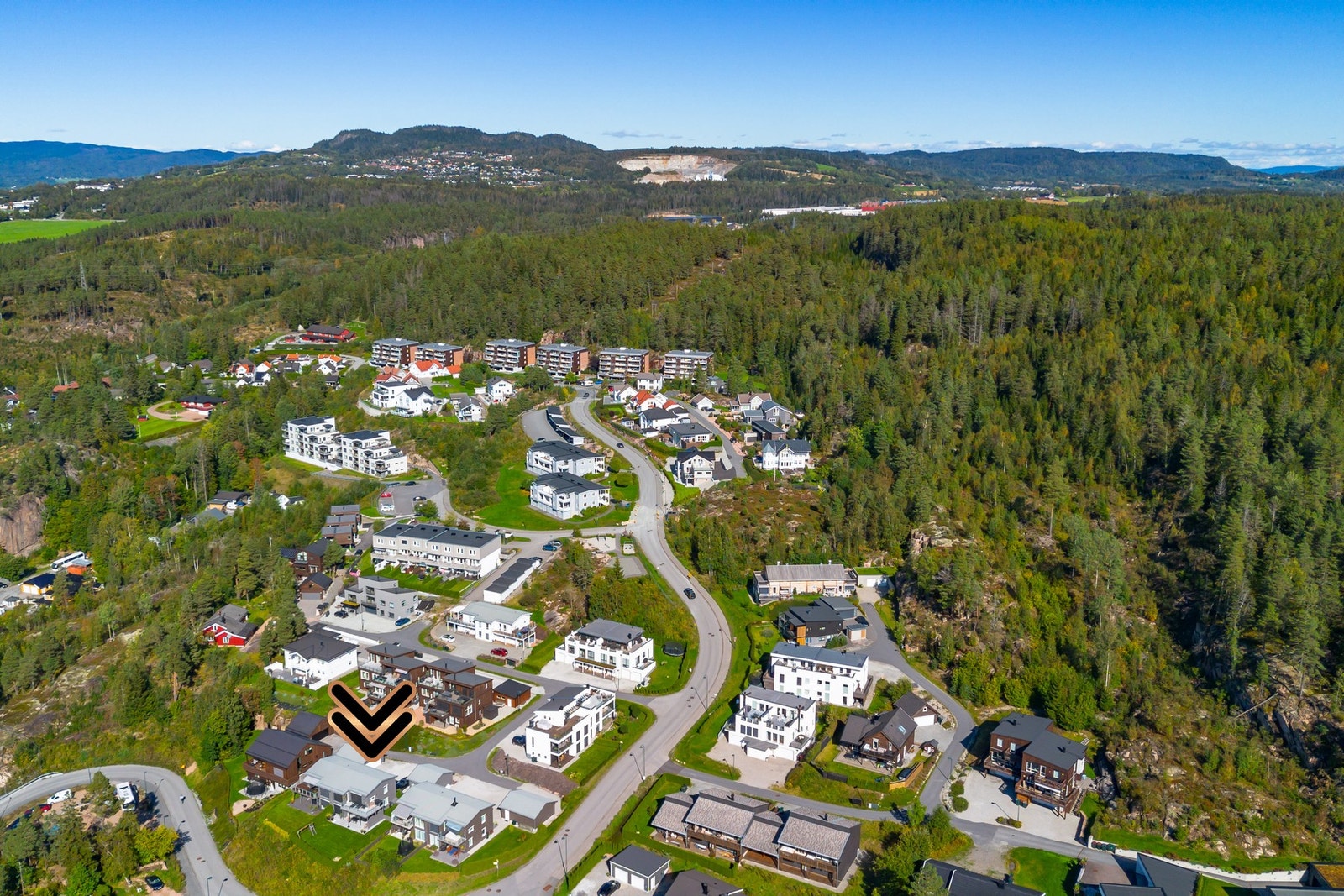 Det er ca. 5 km til Lier togstasjon. I tillegg er det enkel adkomst til E18 og rv. 23. Galleribilde