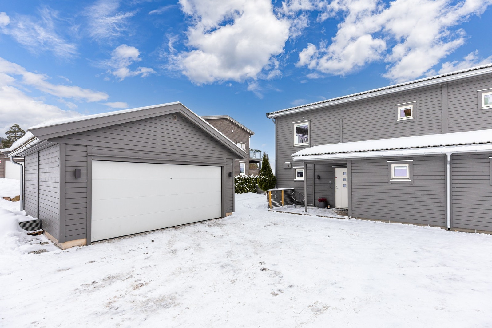 Parkering i dobbelgarasje med installert elbillader, i tillegg til biloppstillingsplass på egen gårdsplass. Galleribilde