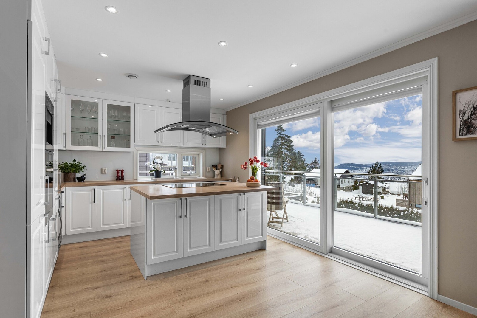 Kjøkkenet ligger i åpen tilknytning til stuen og vil raskt bli et naturlig samlingspunkt for den matinteresserte. Galleribilde