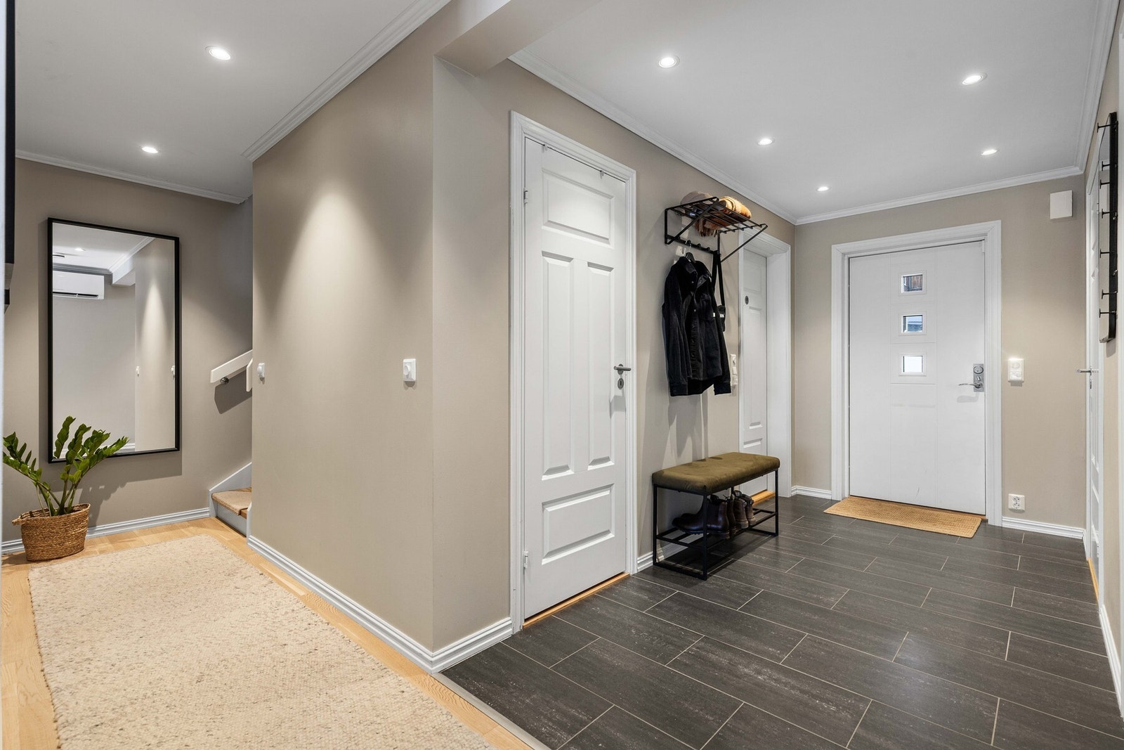 Innenfor døren møtes du av en romslig og innbydende entré med flislagt gulv og behagelig gulvvarme. Galleribilde