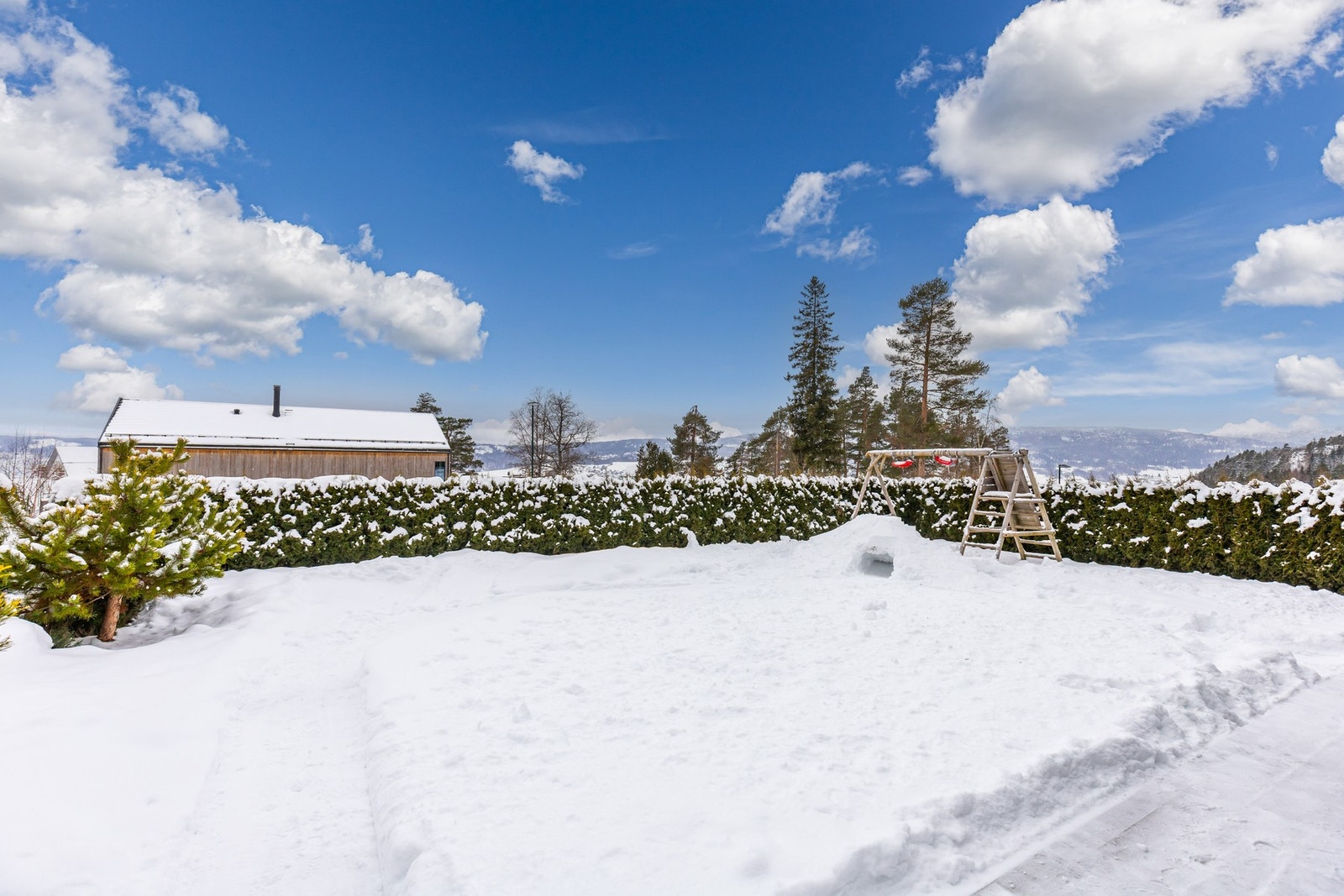 Romslig hage som byr på lek og moro. Galleribilde