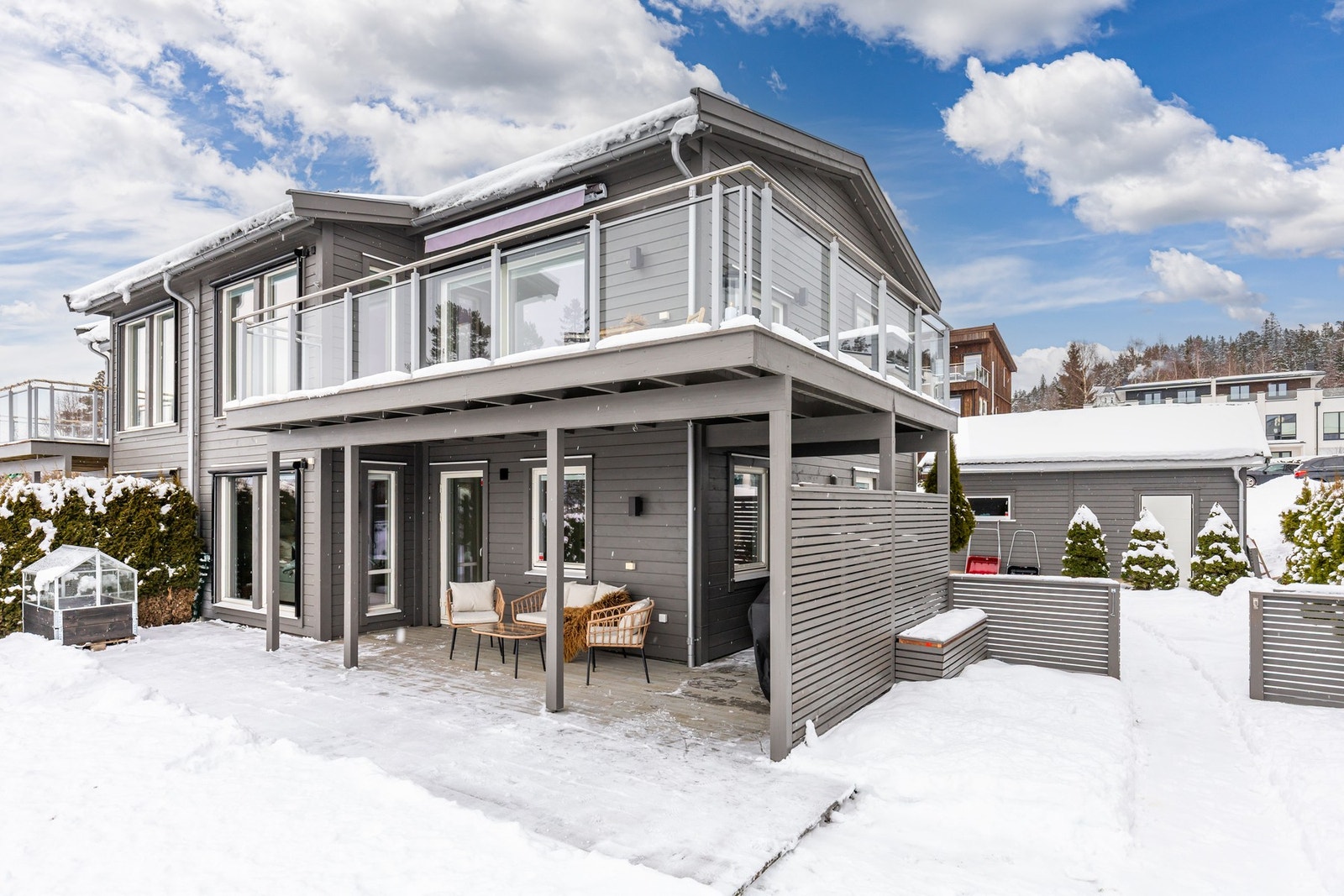 Boligen ligger i et markanært og rolig boligområde på Reistad i Lier. Galleribilde