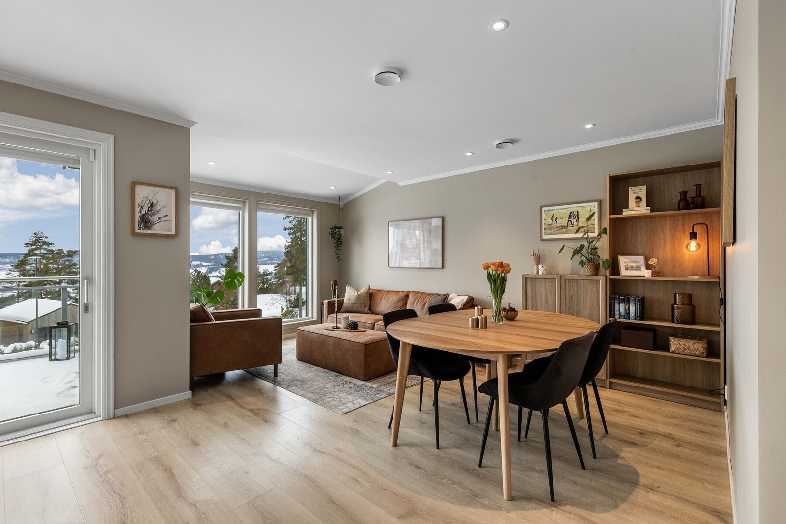 Fra stuen er det utgang til balkongen via heve-/skyvedør. Galleribilde