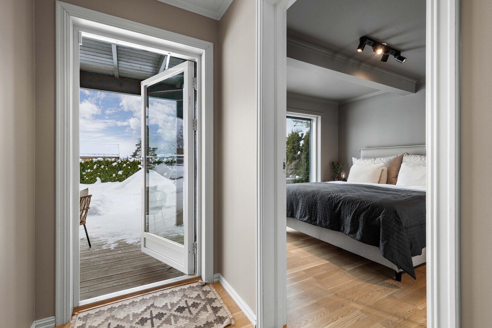 Fra første etasje er det utgang til hagen. Galleribilde