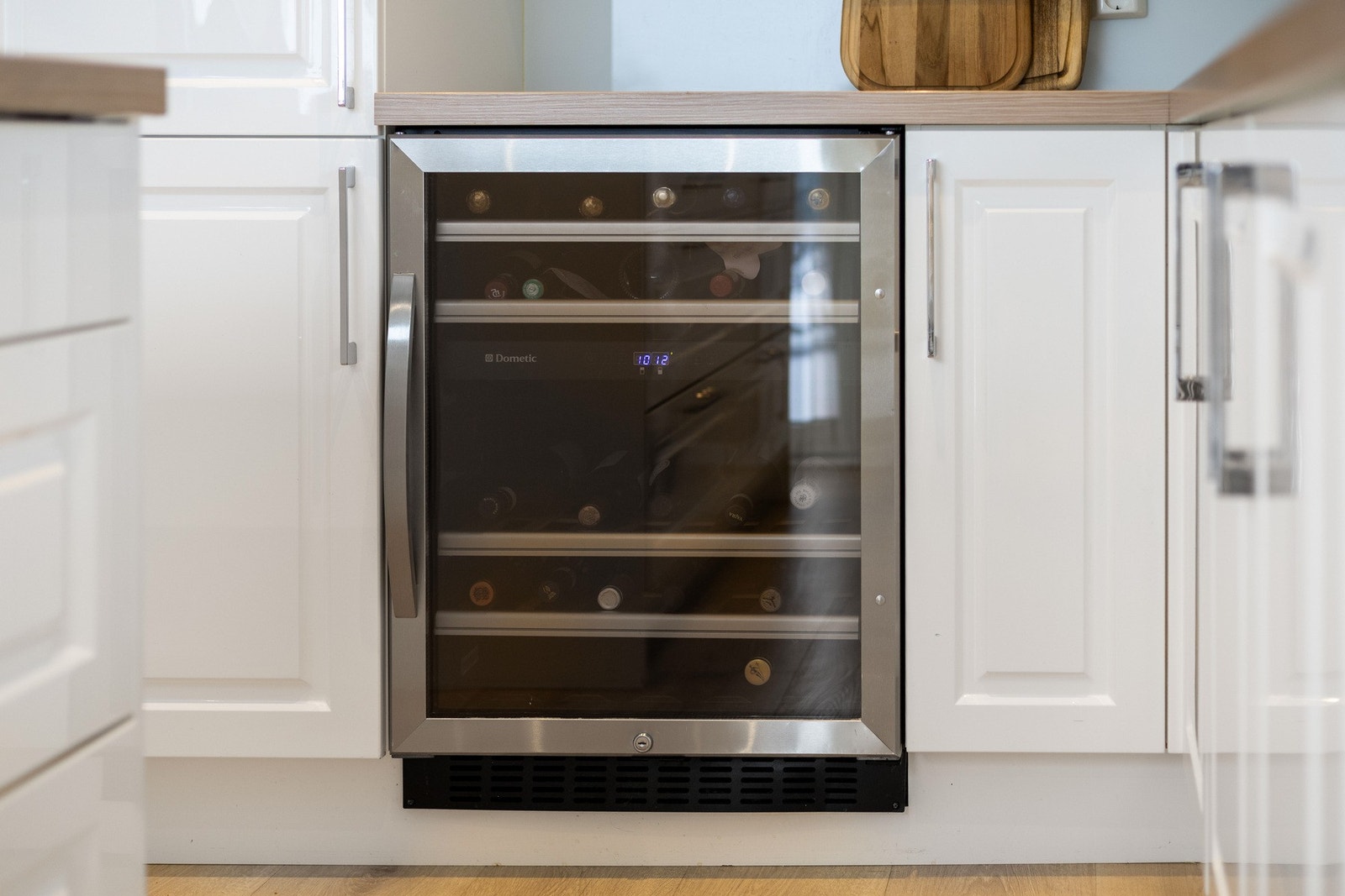 Kjøkkenet er utstyrt med integrerte hvitevarer som platetopp, stekeovn, vinskap, oppvaskmaskin, kaffemaskin og kjøl/frys. Hvitevarer er fra Miele. Galleribilde