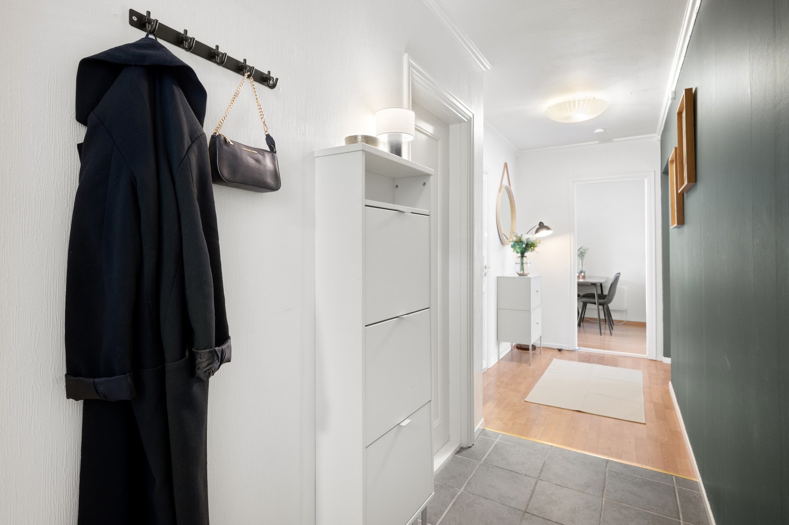 En innbydende entre med plass til oppbevaring. Galleribilde