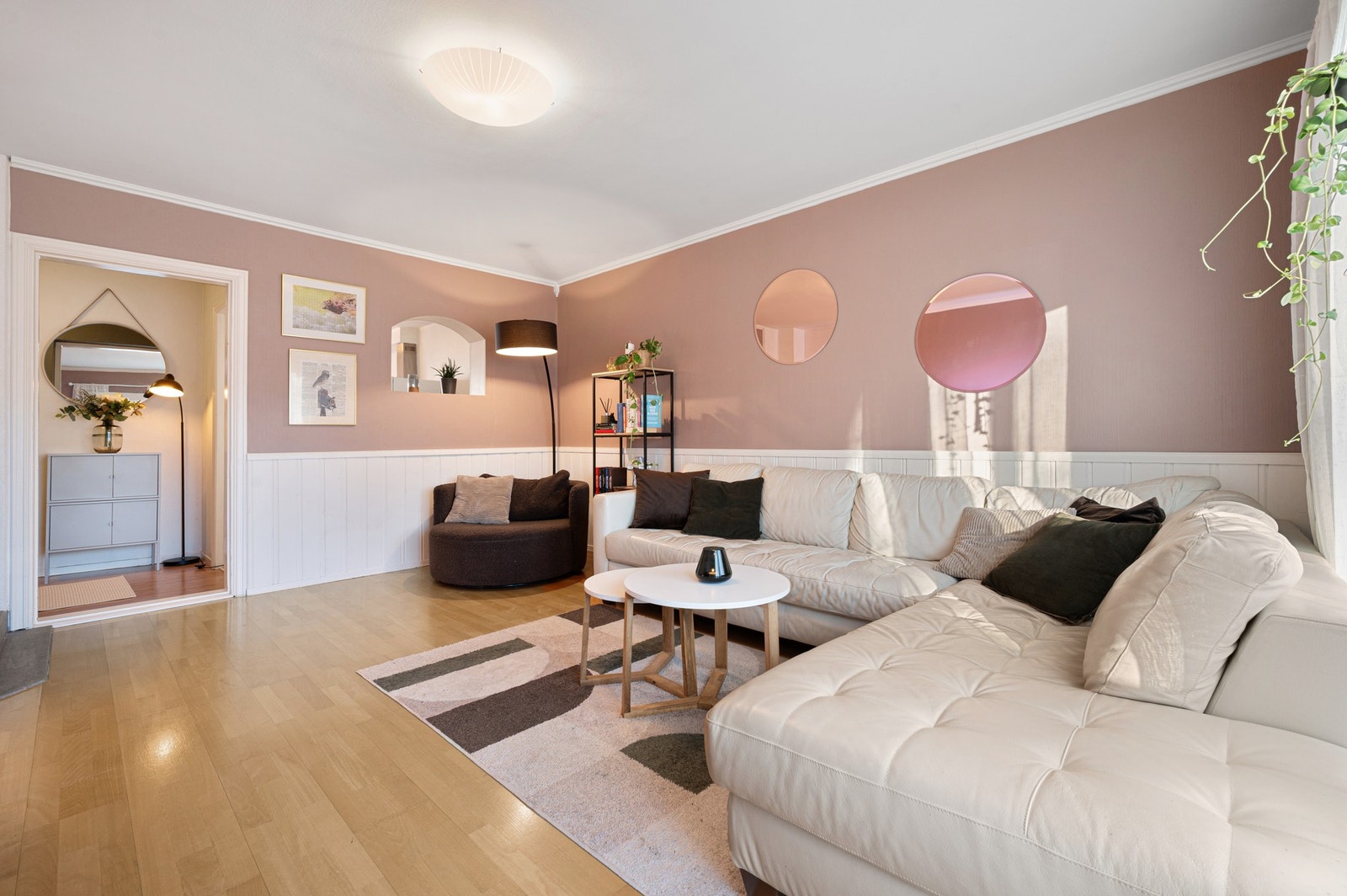 Delikat stue med gode møbleringsmuligheter. Galleribilde