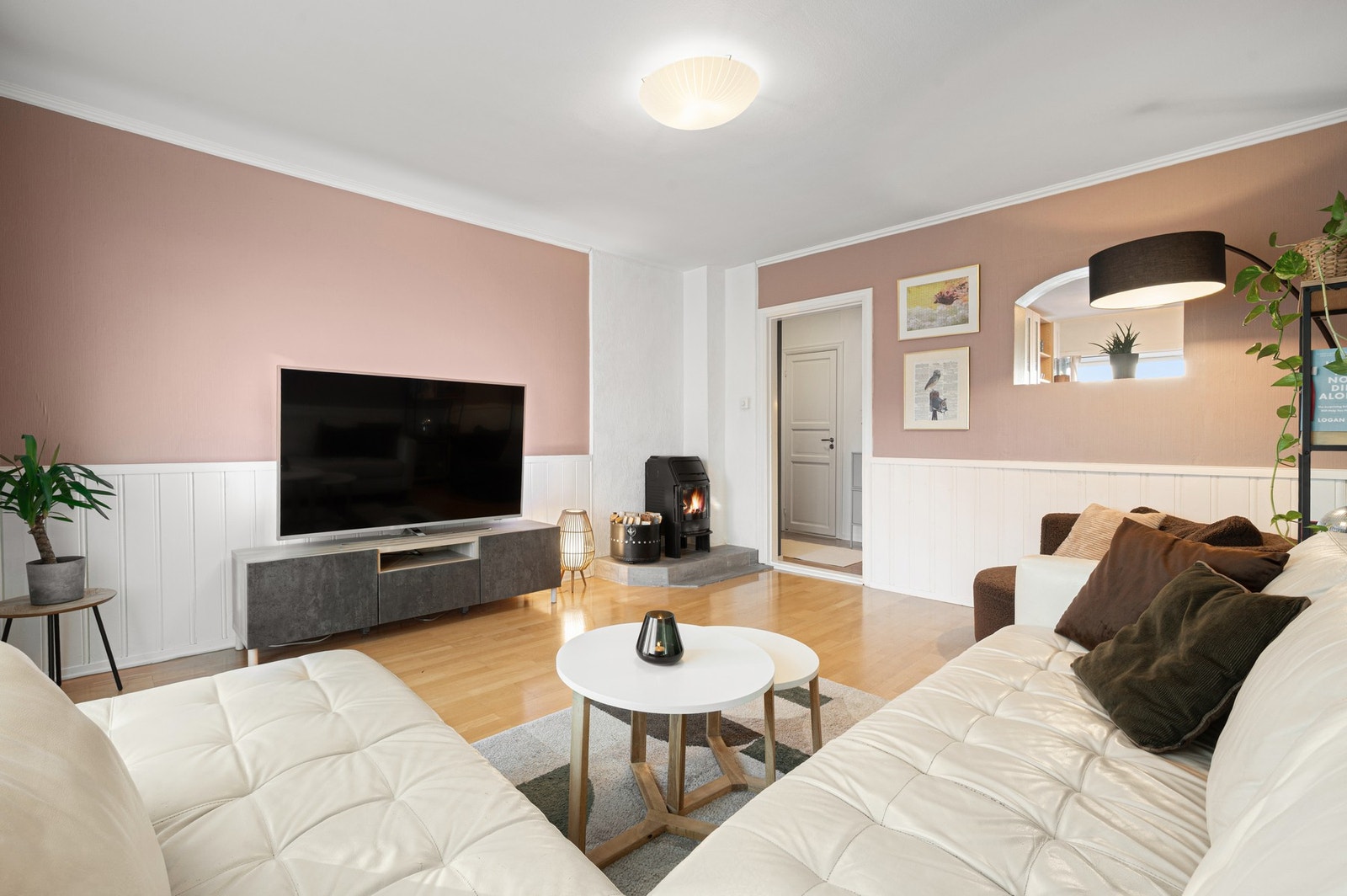 Lys og innbydende stue med store vindusflater som gir rikelig med naturlig dagslys. Galleribilde