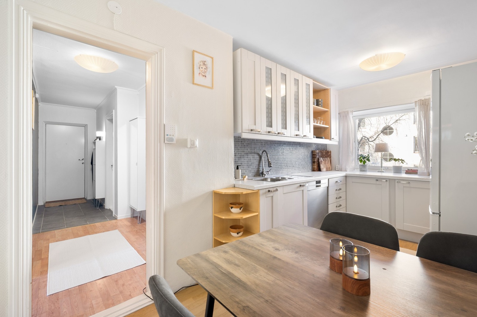 Leiligheten har god planløsning noe som bidrar til flere sosiale soner. Galleribilde