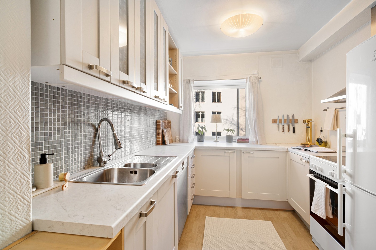 Kjøkkenet er innredet med proflierte fronter og laminerte benkeplater. Galleribilde