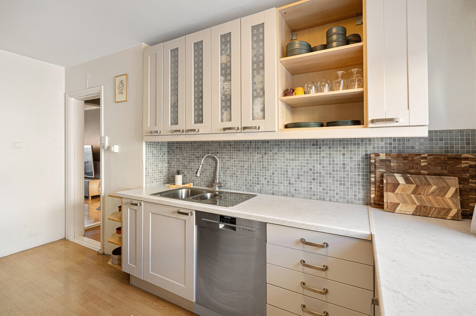 Kjøkken og stue er delvis avdelt noe som skaper flere soner i boligen. Galleribilde