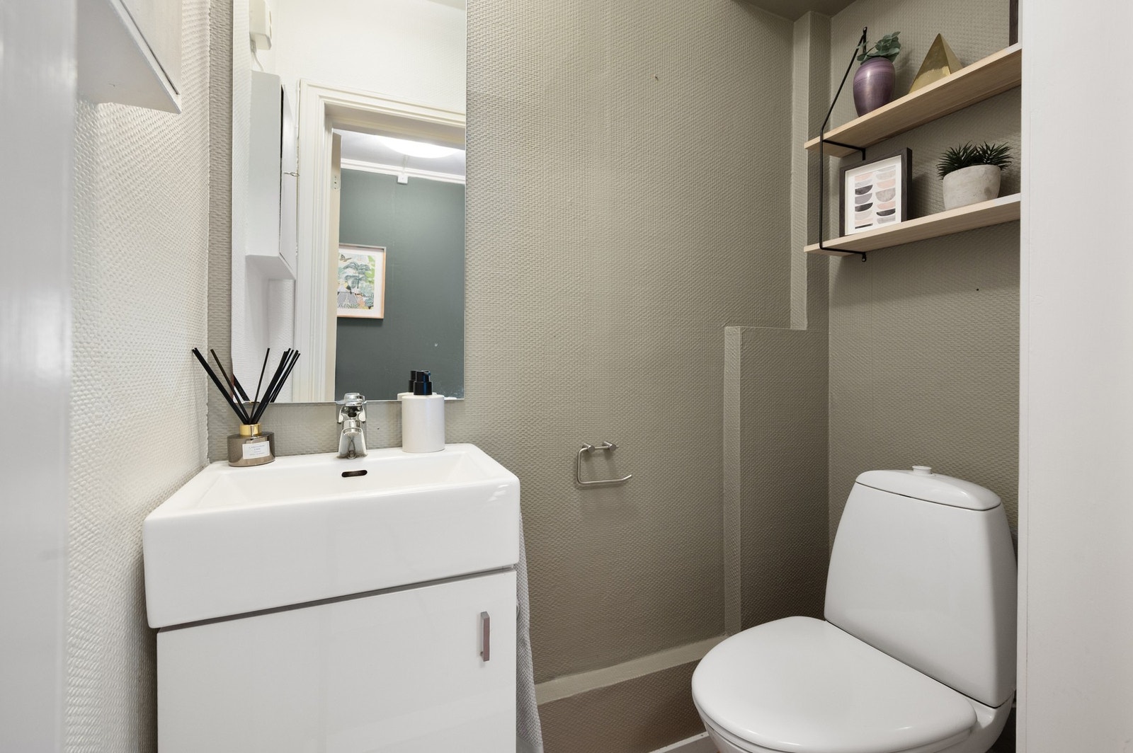 Leiligheten har praktisk toalettrom. Galleribilde