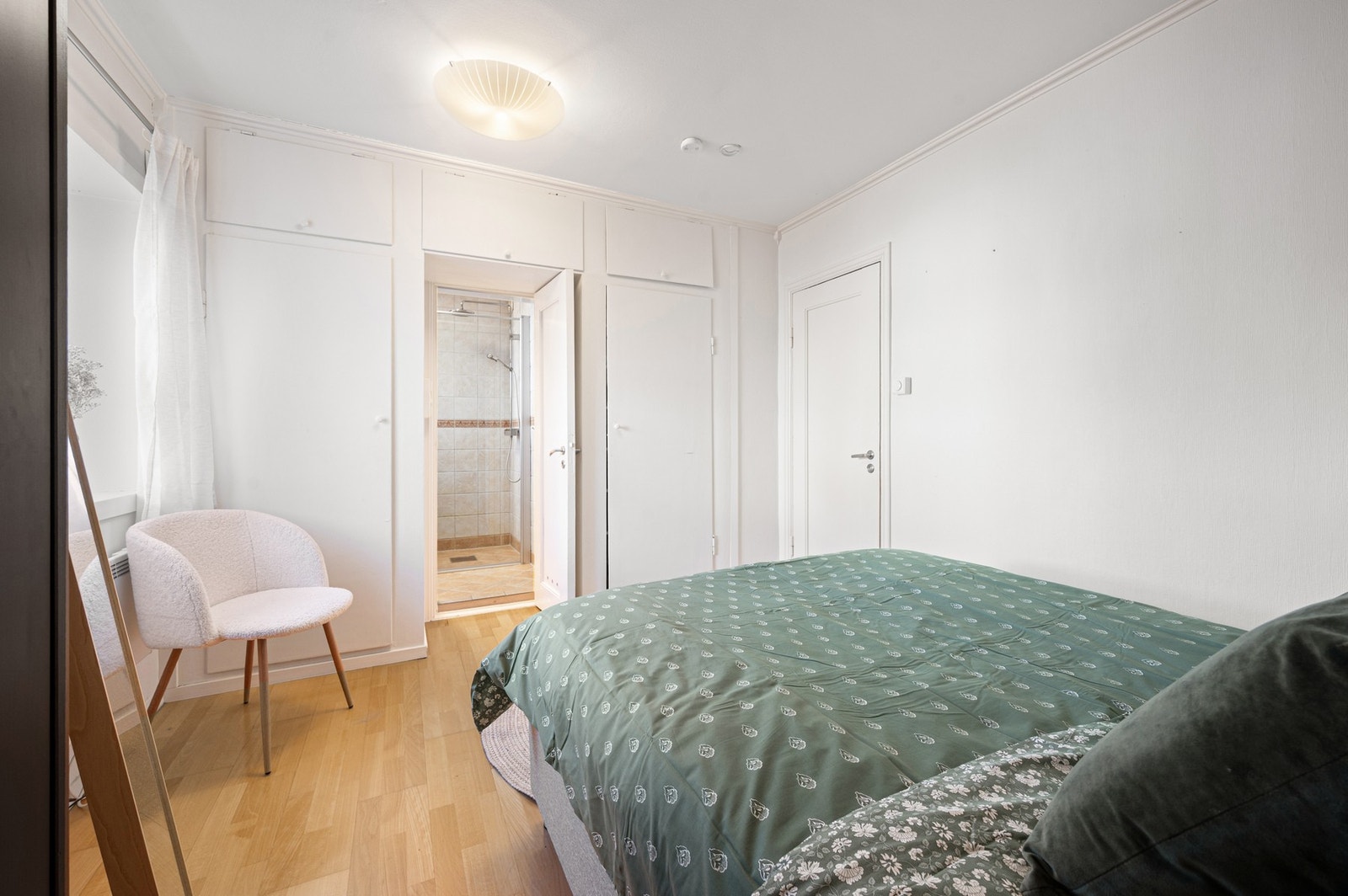 Fra soverommet har du direkte tilgang til baderommet. Galleribilde