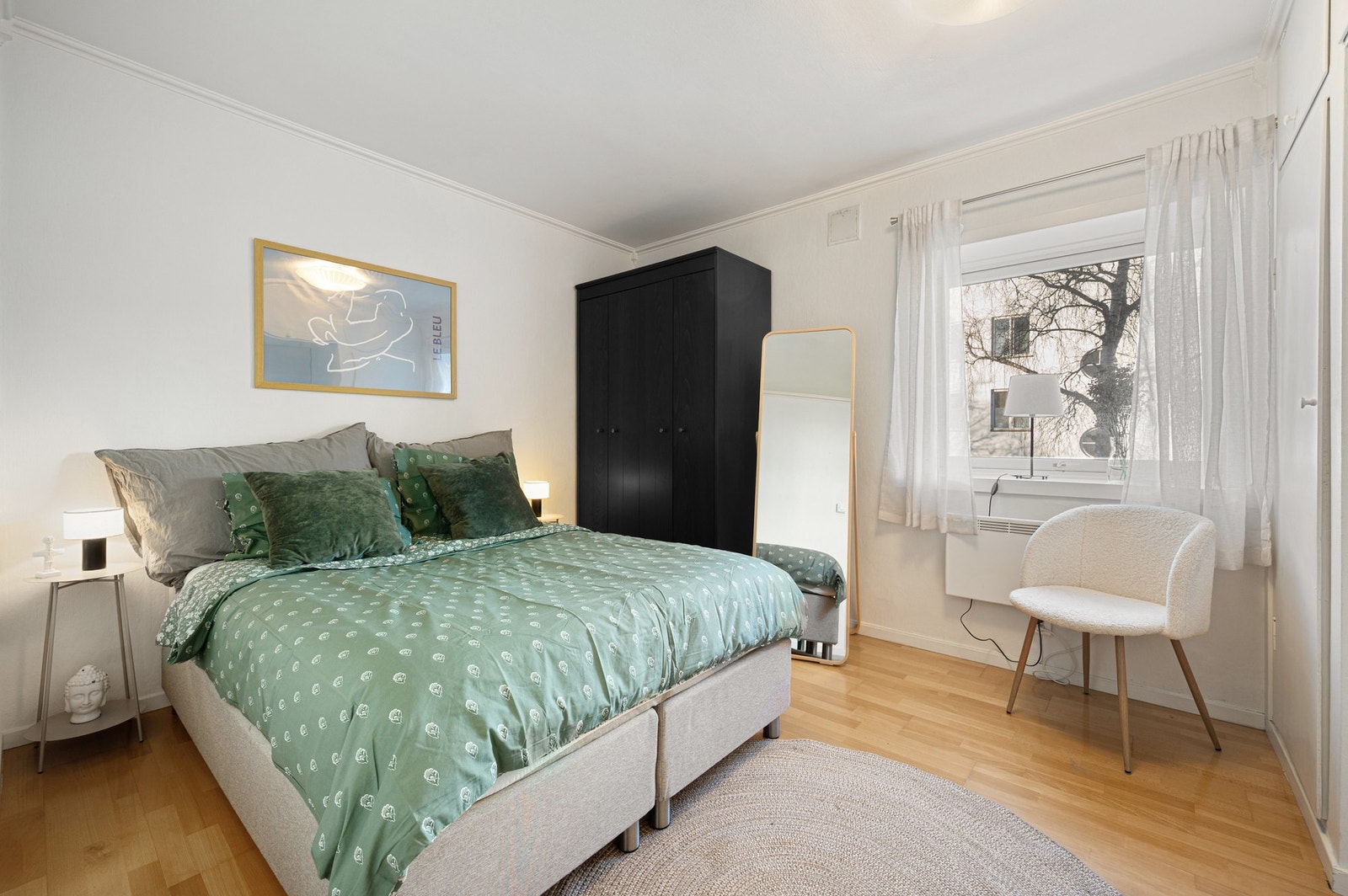 Soverom på 11,2 kvm med god plass seng og garderobeskap. Galleribilde