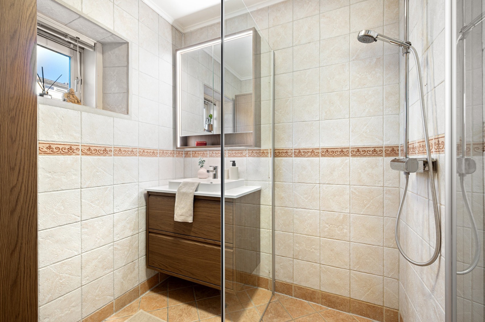 Flott baderom med flislagt gulv og elektriske varmekabler. Galleribilde