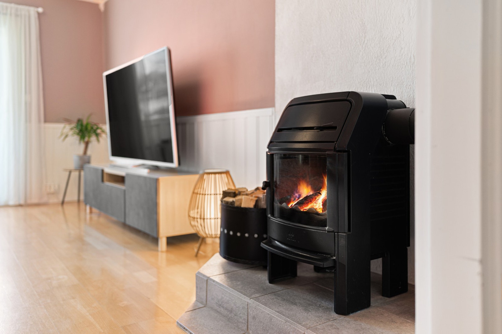 Leiligheten har oppvarming via både vedfyring og elektrisitet. Galleribilde