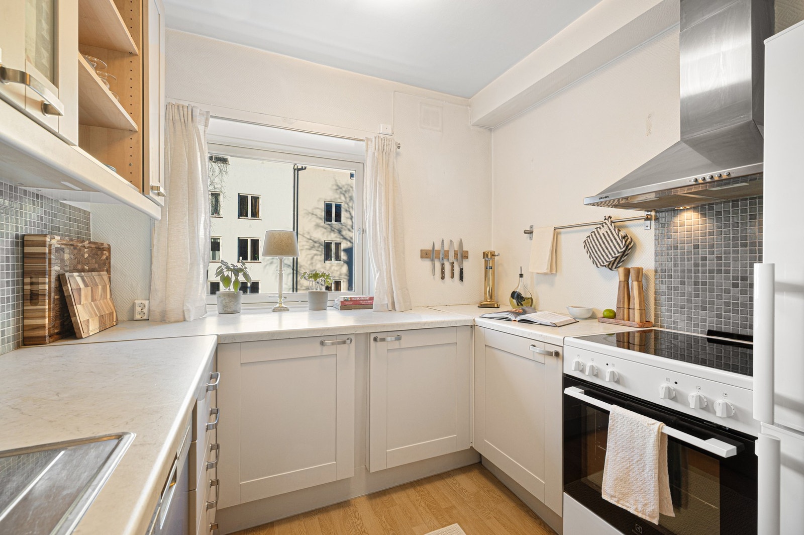 Her får du et flott kjøkken med god skap- og benkeplass. Galleribilde