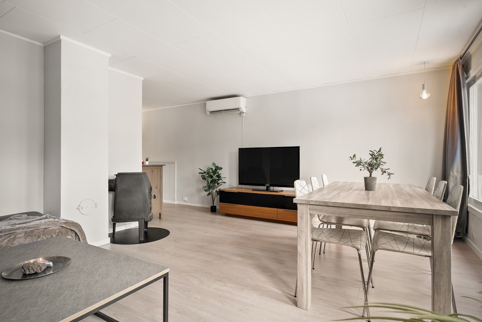 Boligen har gjennomgått overflateoppussing i 2023 med nye laminatgulv, nye innerdører, oppgraderte lister og malte veggflater. Galleribilde