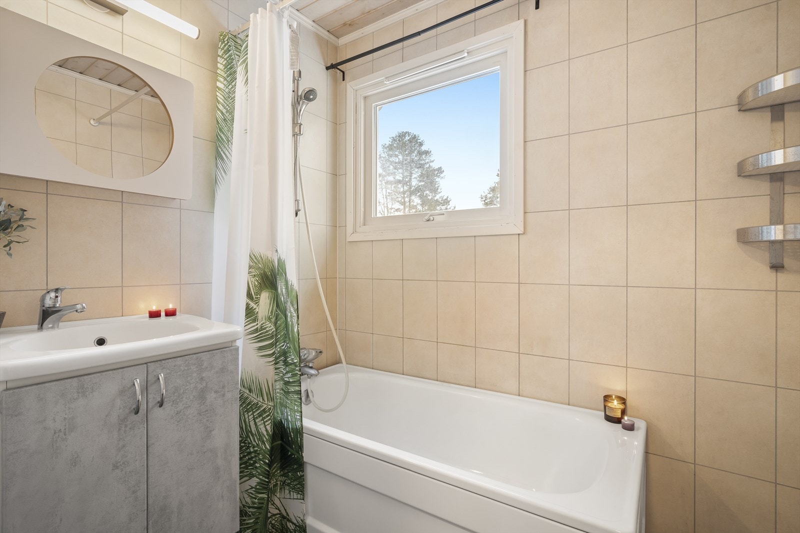 Baderom med badekar og oppbevaringsløsninger. Galleribilde