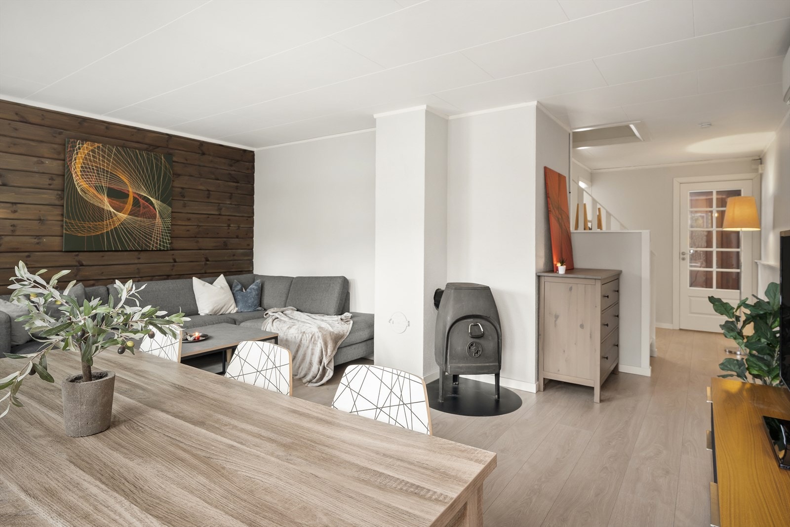 Det er installert en vedovn som varmer godt på kaldere dager. Galleribilde