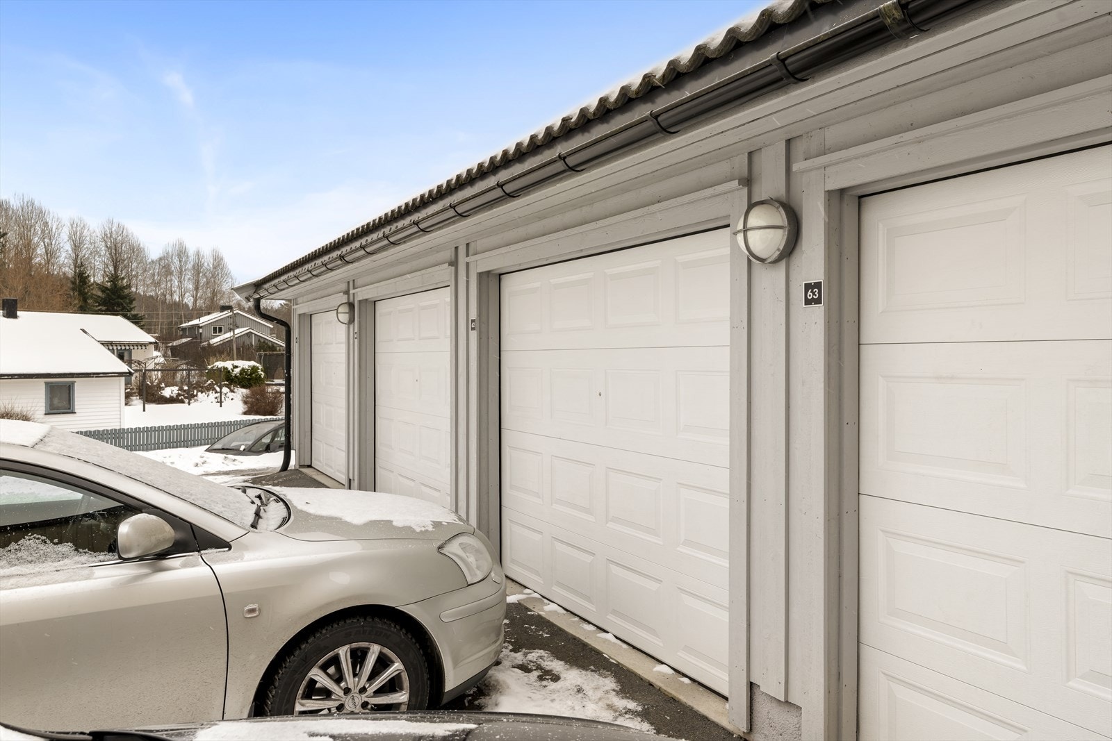 Boligen disponerer garasje med elektrisk leddport i fellesrekke. Mulighet for etablering av elbillader. Galleribilde