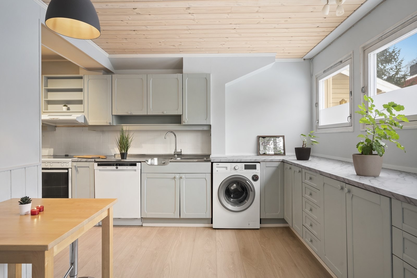 Romslig kjøkken med rikelig skap-og benkeplass. Galleribilde