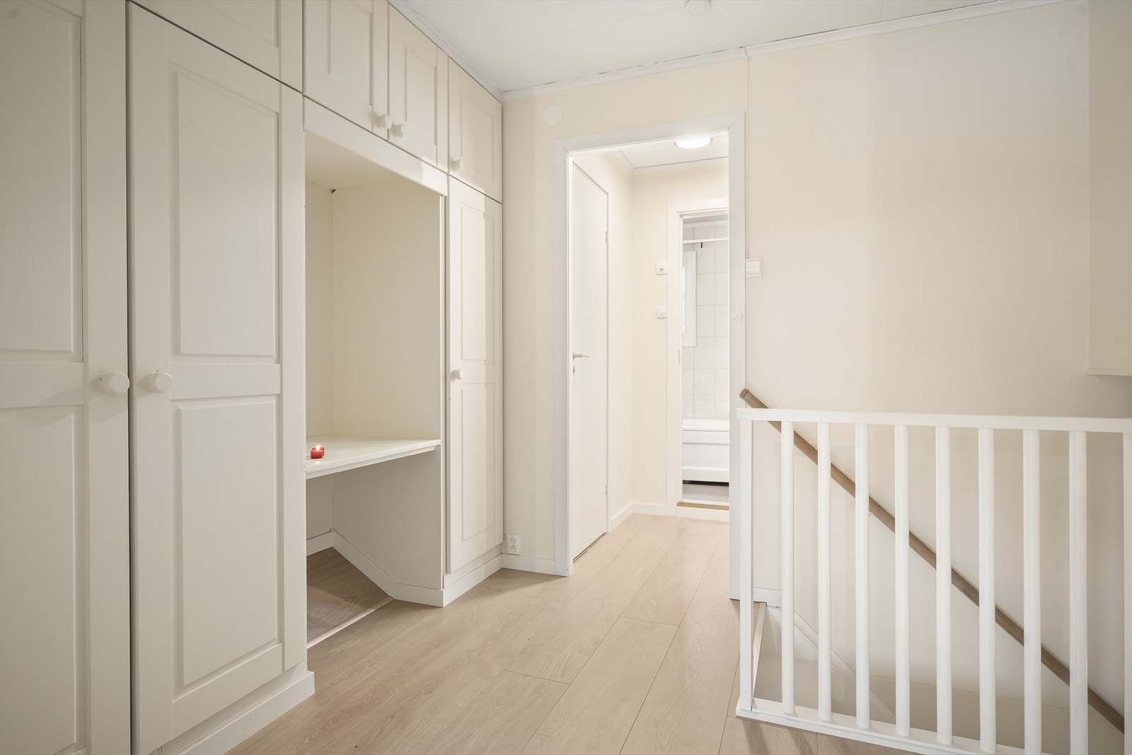 Godt med oppbevaringsplass i plassbygde skap. Galleribilde