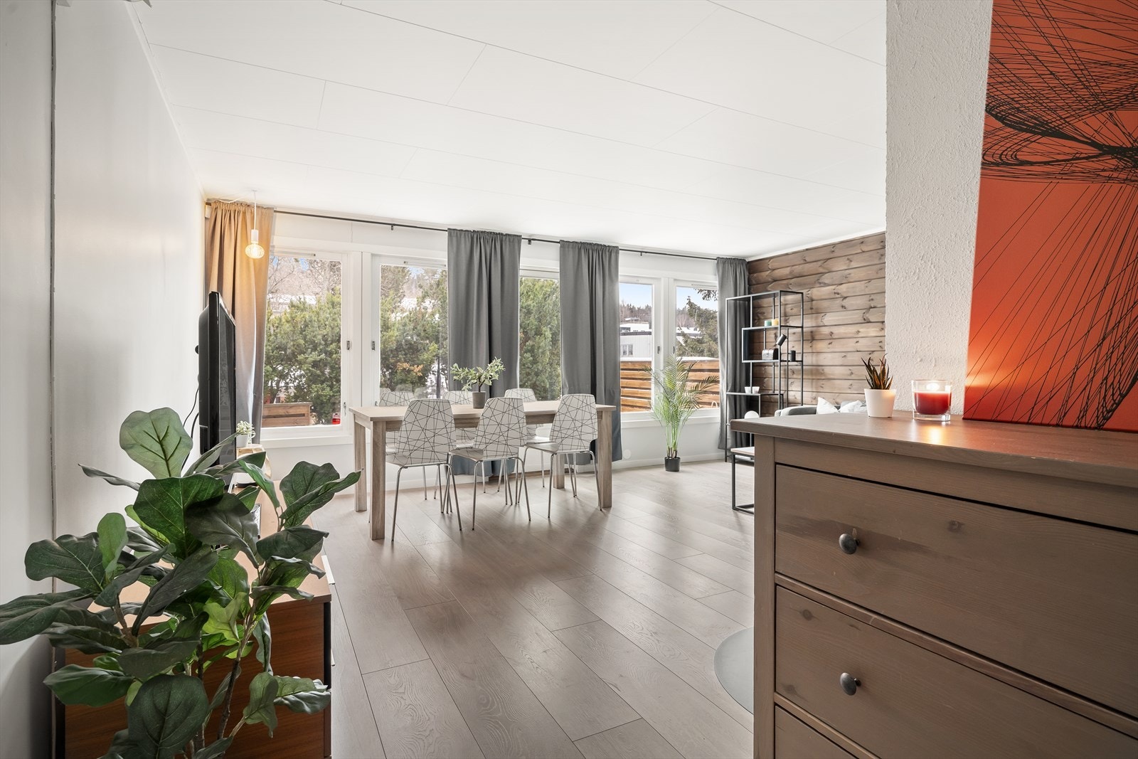 De store vindusflatene sørger for gode innvendige lysforhold og en hyggelig atmosfære. Galleribilde