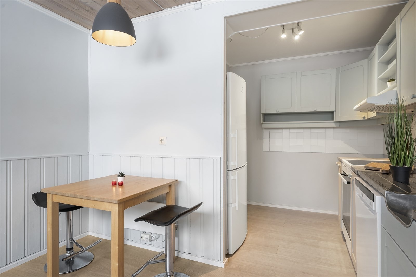 Separat kjøkken med god plass til spisebord. Galleribilde