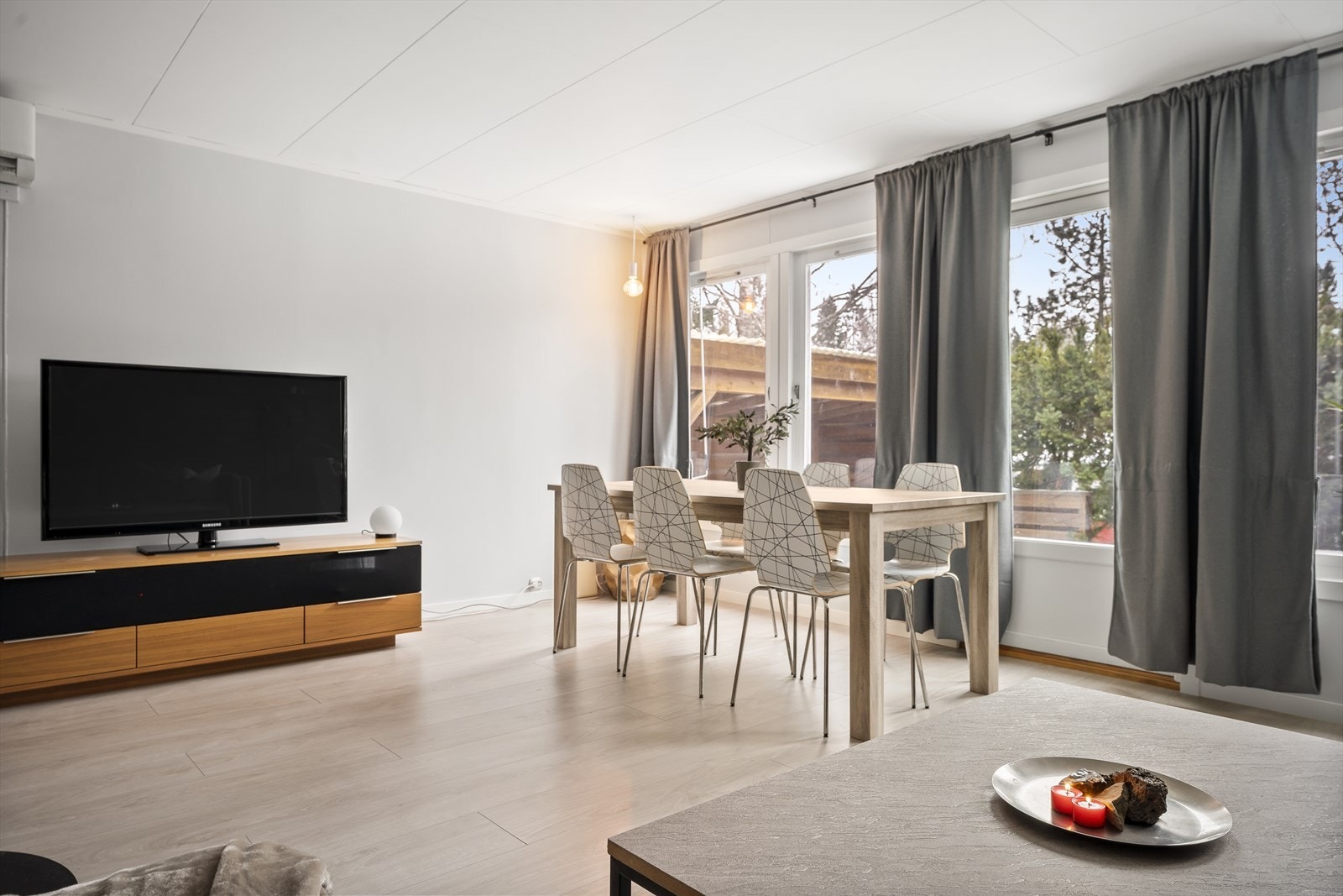 Fin sone for spisestue med utsikt mot hagen. Galleribilde