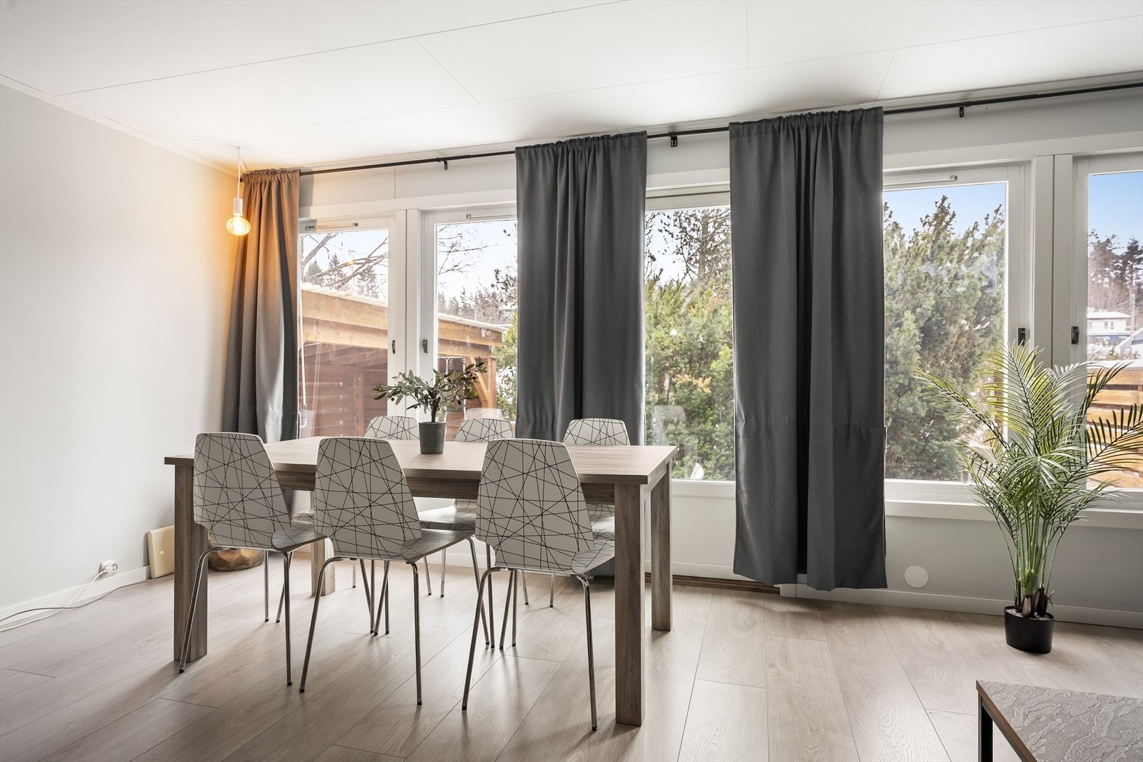 Stuen har store vindusflater og adkomst til hyggelig terrasse og hage. Galleribilde