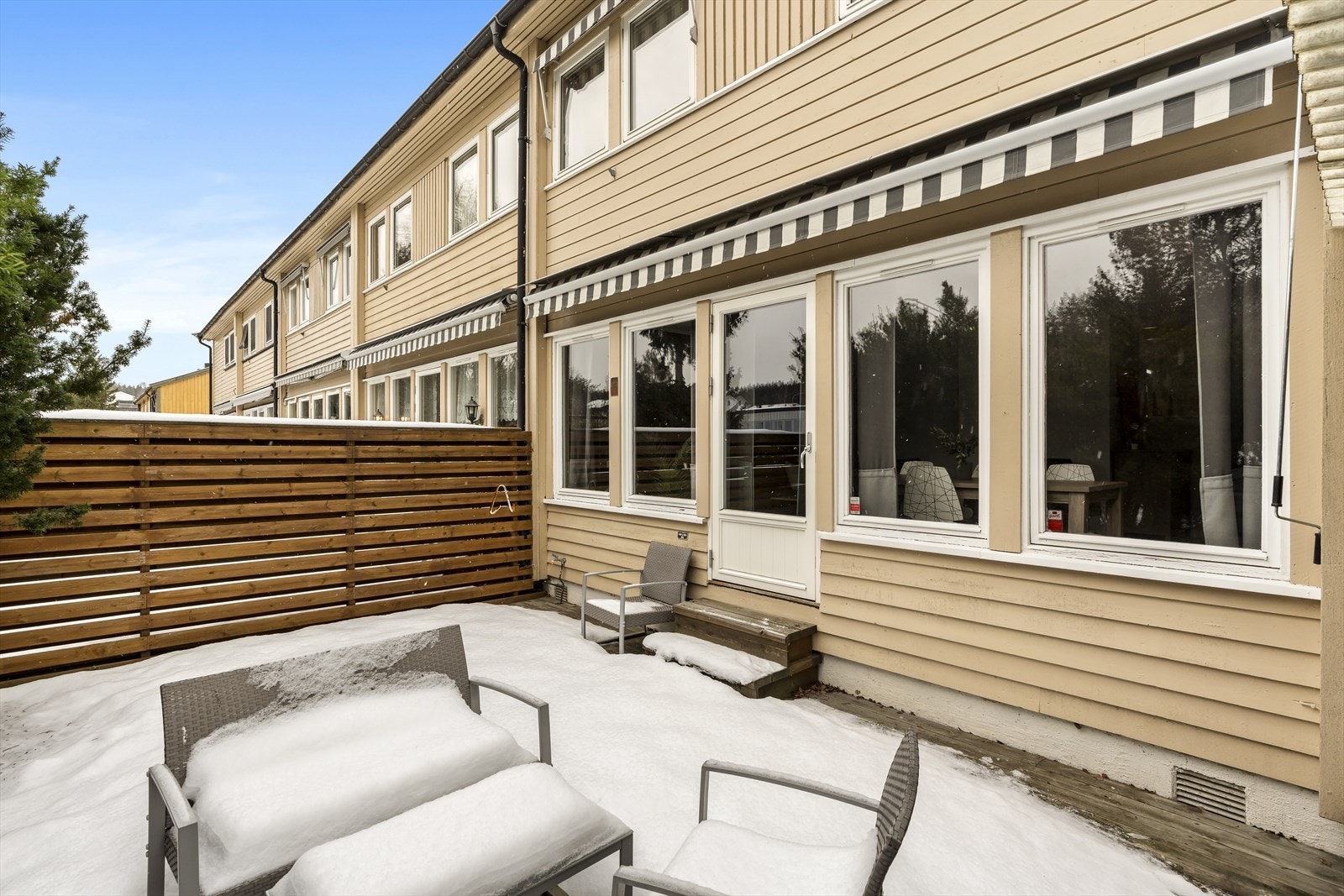 Sydvendt terrasse med gode solforhold store deler av dagen. Galleribilde