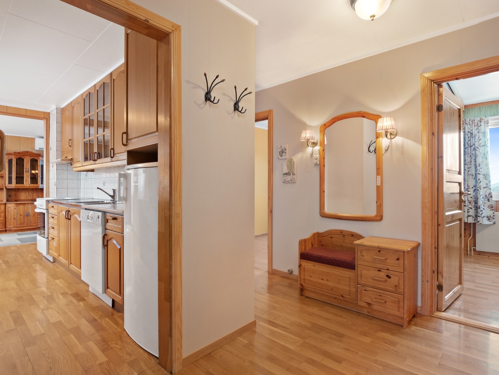 Kjøkken og stue til venstre, hovedsoverom til høyre Galleribilde