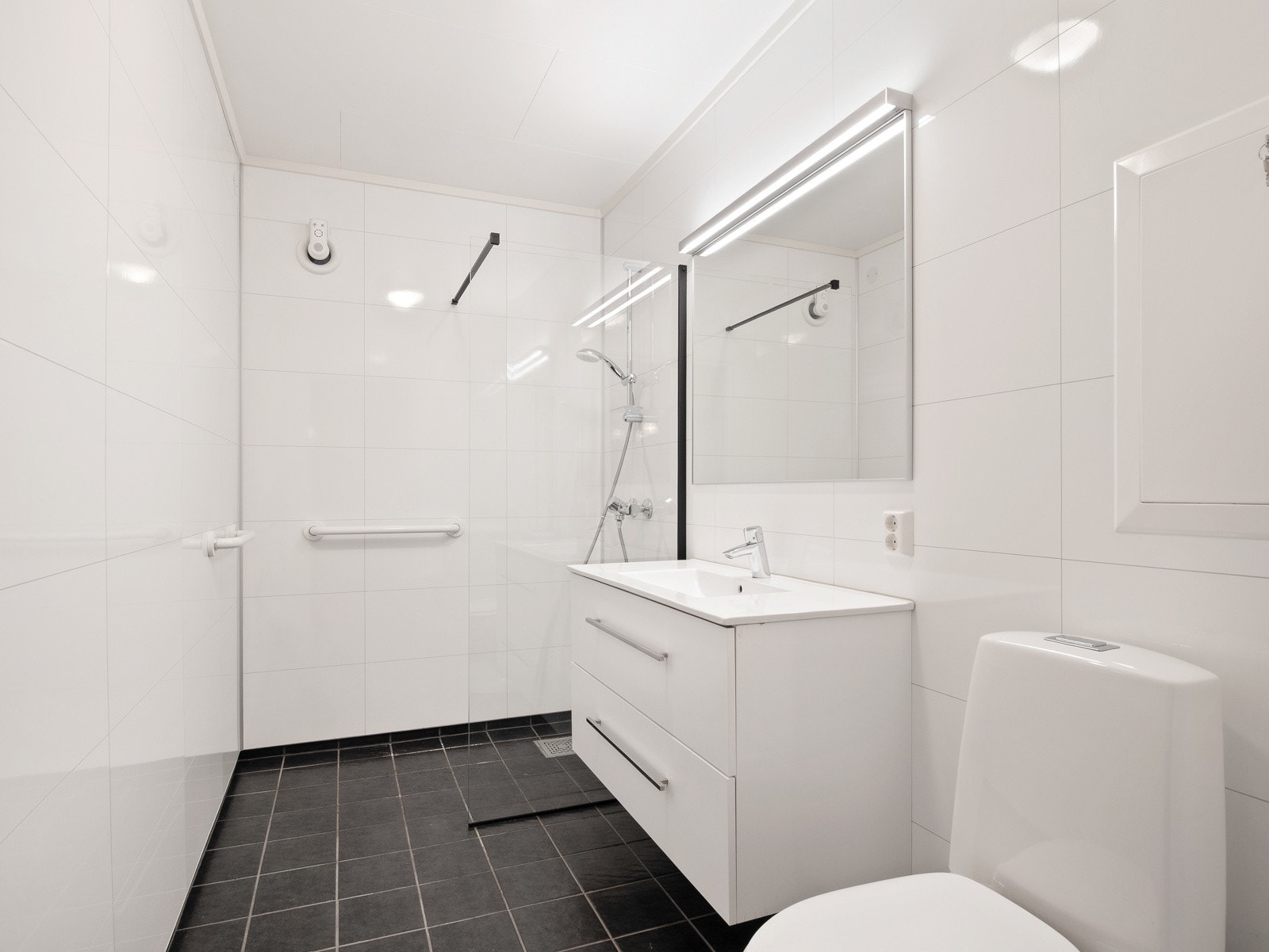 Baderommet er lyst, romslig og innbydende Galleribilde