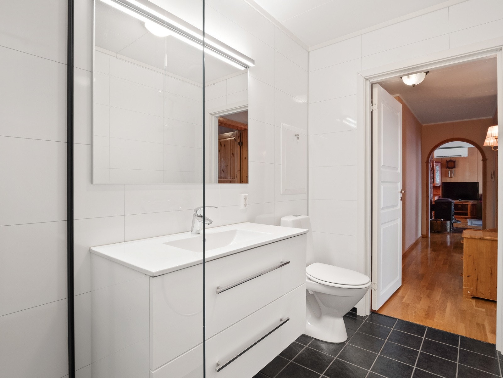 Baderommet har dusjhjørne med glassvegg Galleribilde