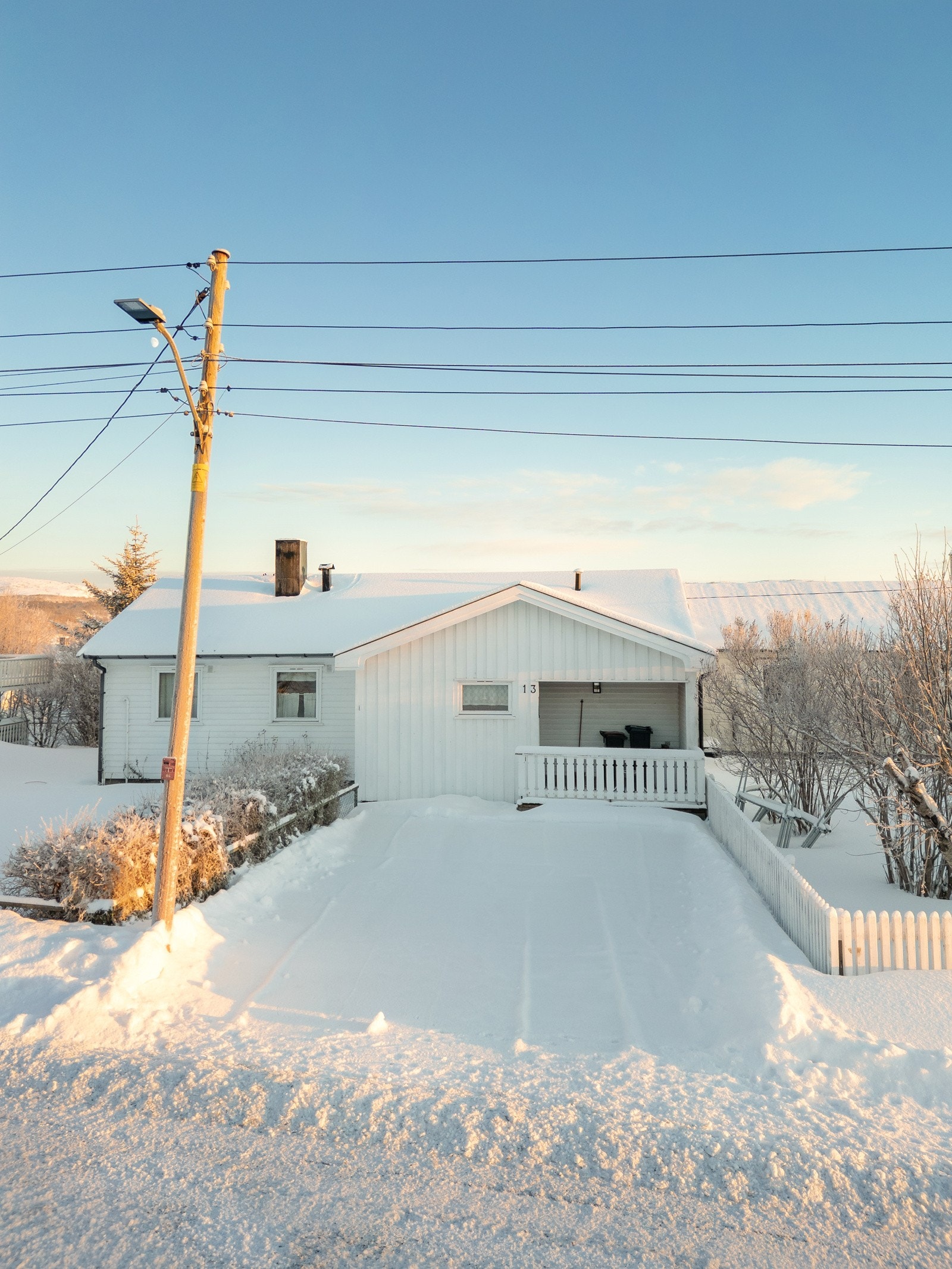 På fremsiden av huset er det meget gode solforhold på dag- og ettermiddagstid! Galleribilde