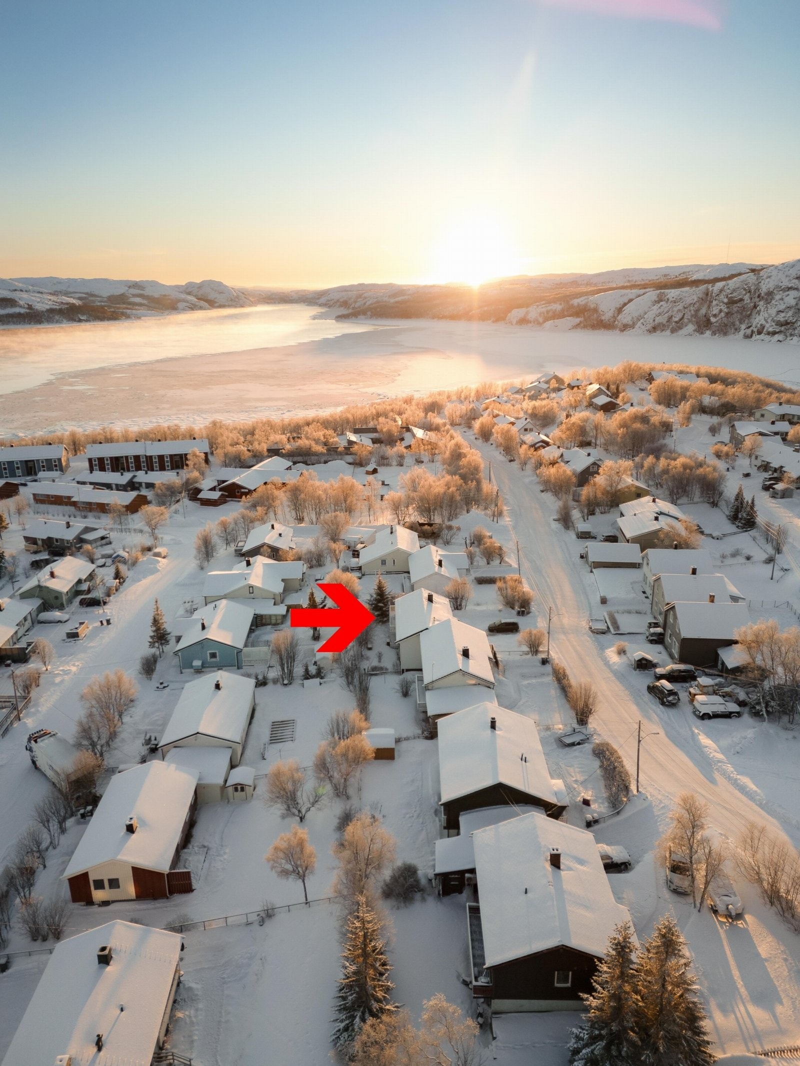 Eneboligen ligger i et rolig område med kort vei til både barnehage, offentlig kommunikasjon og fine turområder i fjæra! Galleribilde